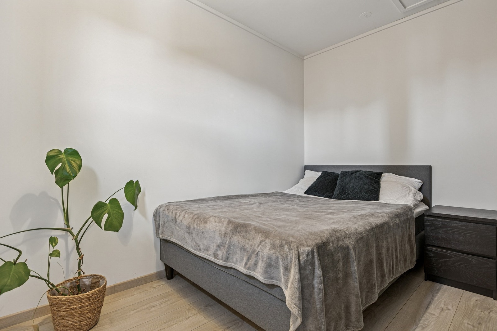 Videre fra stuen har man en bod som i dag brukes som soverom. Dette rommet er ikke godkjent for varig opphold. Galleribilde