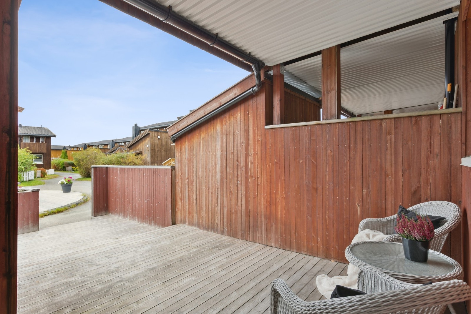 Fra boligen er det kun rundt 5 minutters gange til Bunnpris, samt gangavstand til skoler, barnehager og City Syd. Galleribilde