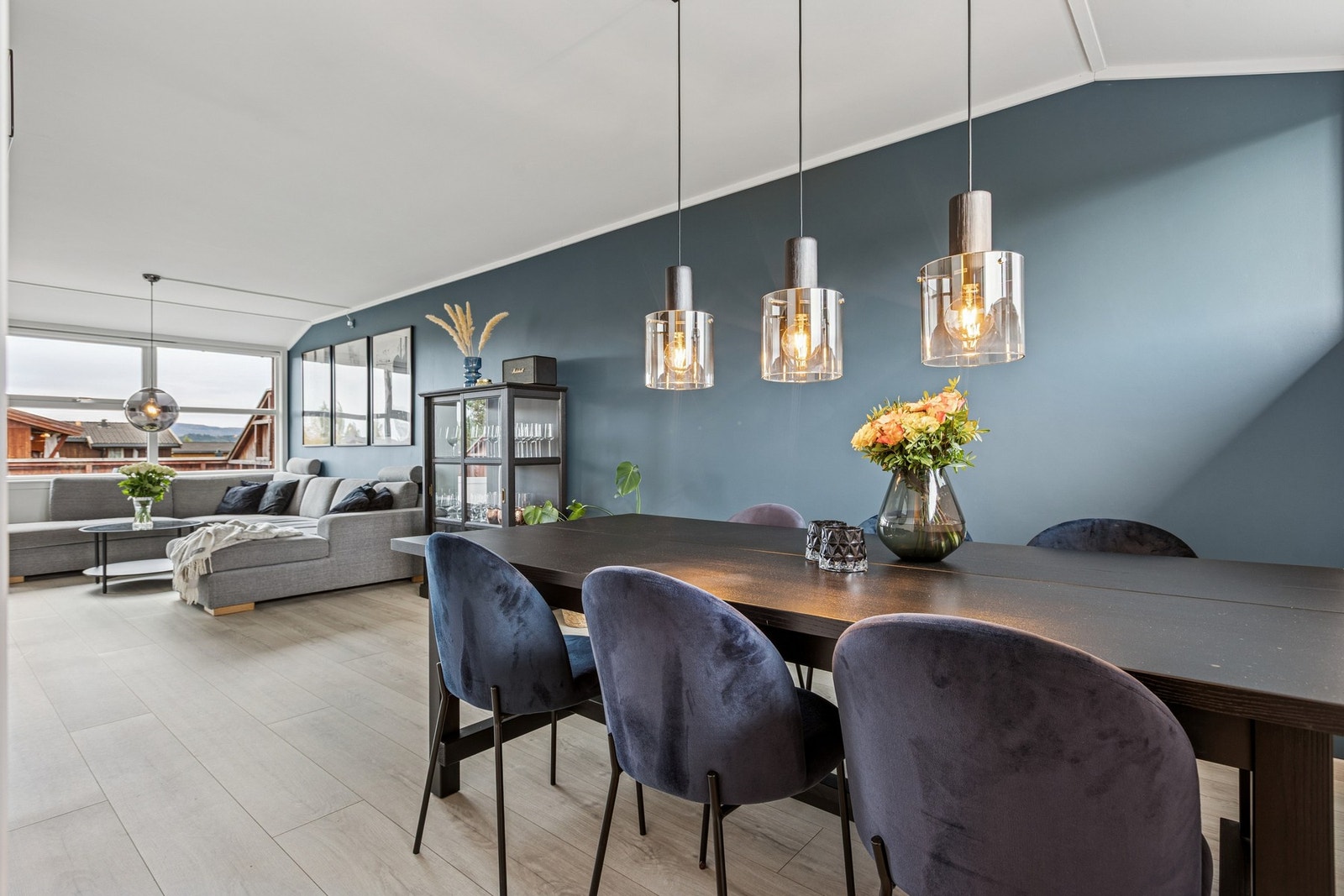 Stuen kan enkelt innredes i flere soner og måler totalt 33 kvm. Galleribilde