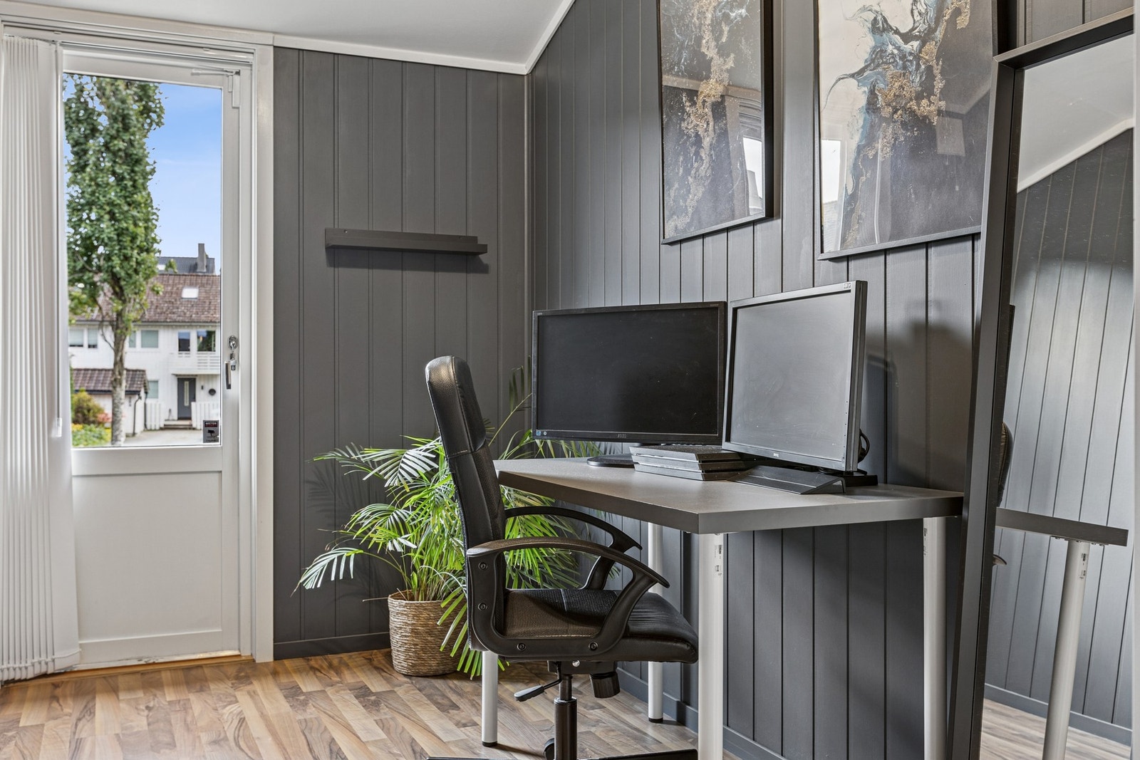 Rommet blir i dag brukt som kontor. Fra dette rommet har man utgang til hagen som ligger på baksiden av boligen. Galleribilde