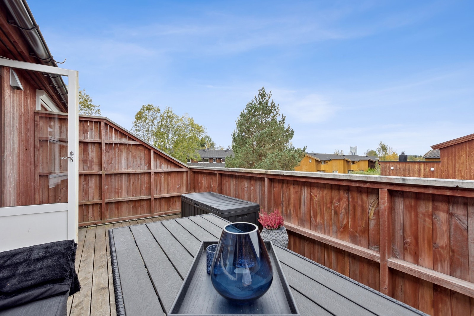 Boligen ligger i et rolig og barnevennlig område med kort vei til det meste. Galleribilde