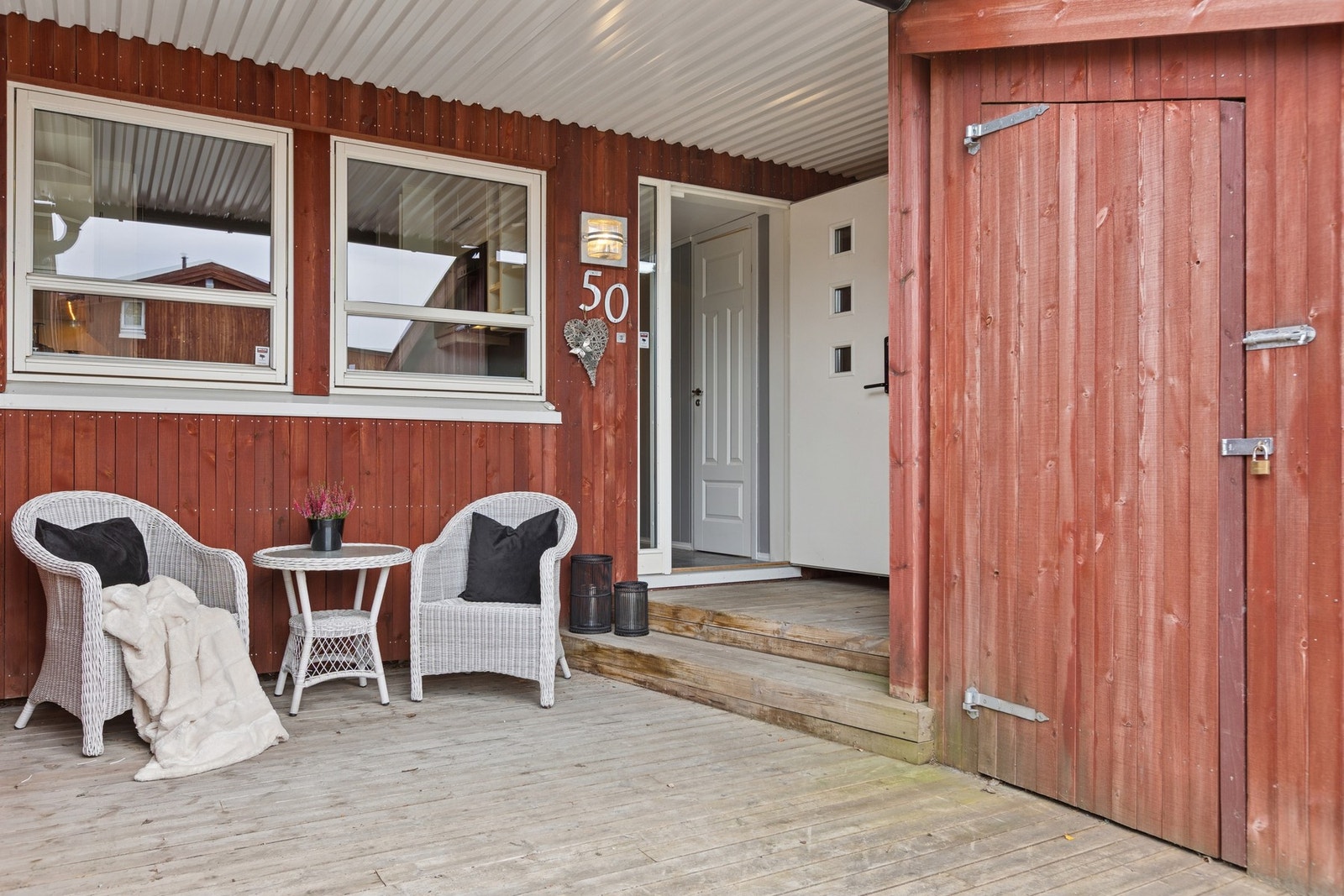 Trivelig inngangsparti med terrasse på 26 kvm og tilhørende utvendig bod. Galleribilde