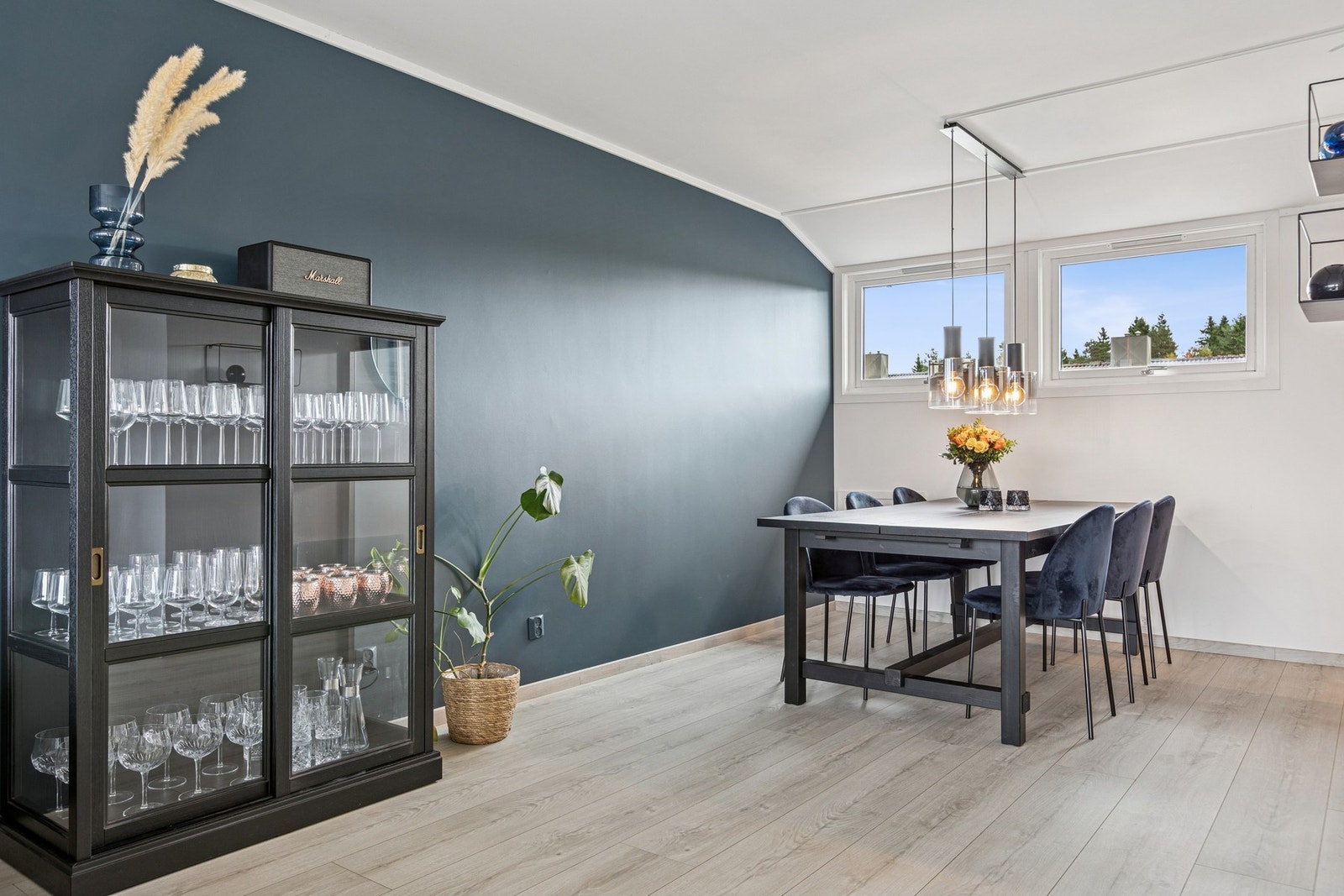 I stuen finnes en naturlig plass for å innrede med spisegruppe. Galleribilde