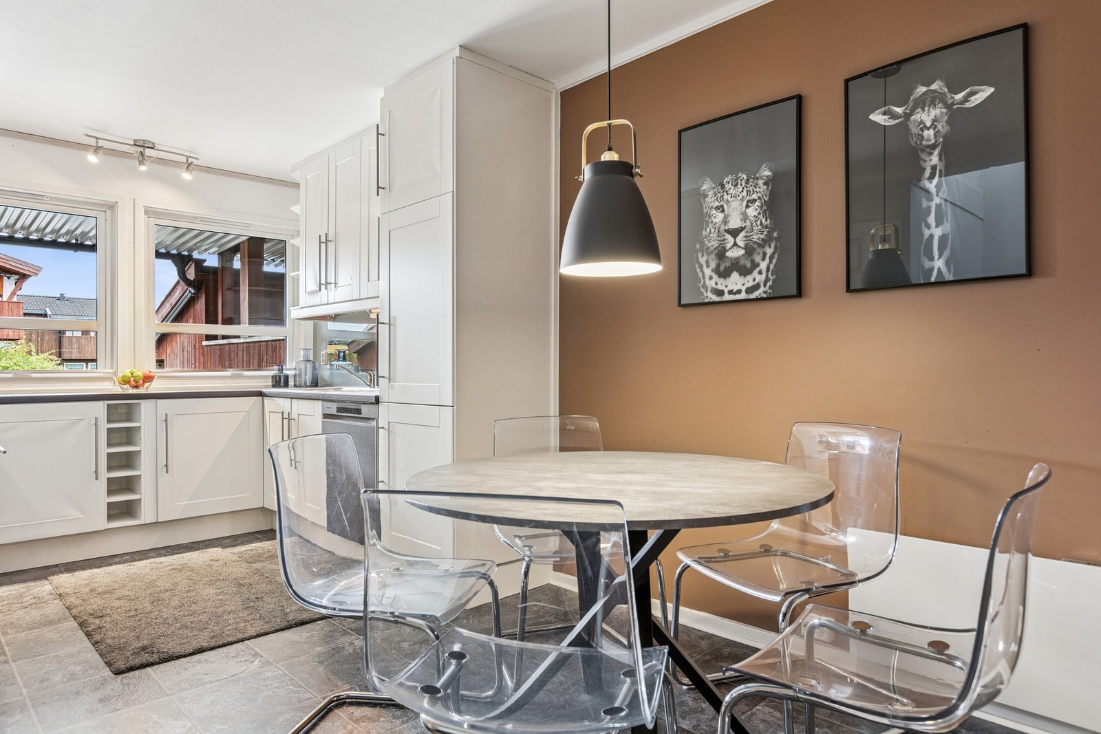 Det passer utmerket å innrede med spisegruppe ved kjøkkenet. Galleribilde