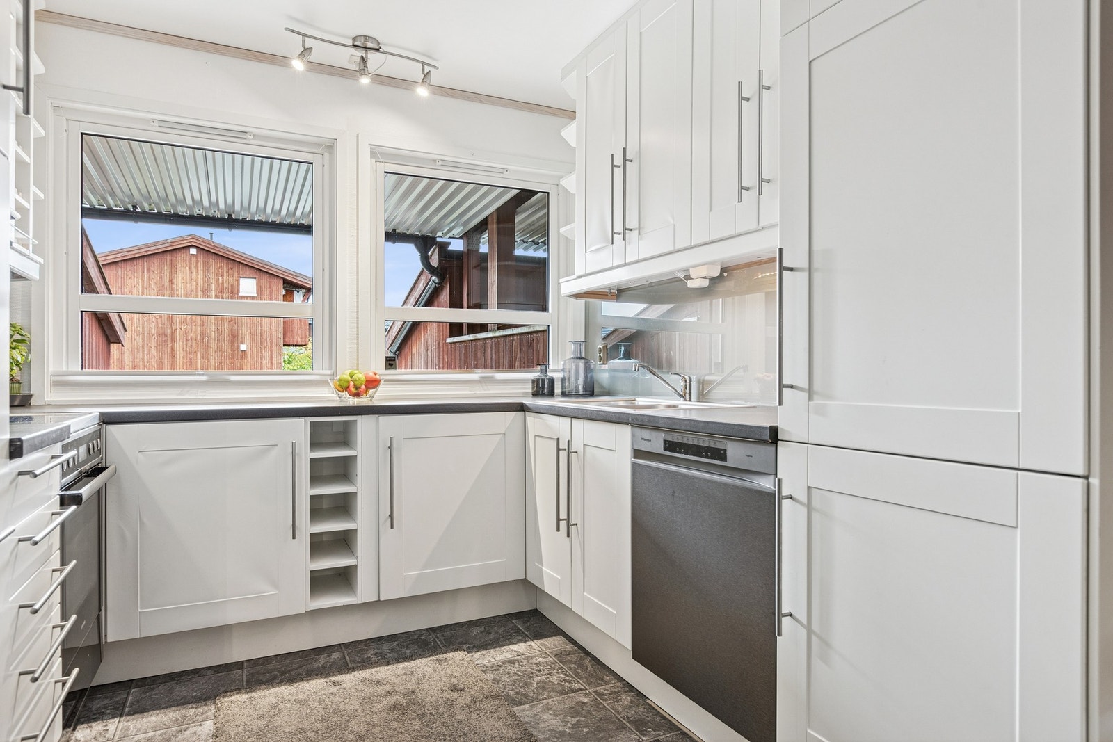 I 1. etasje ligger kjøkkenet med et areal på ca. 17,5 kvm. Galleribilde