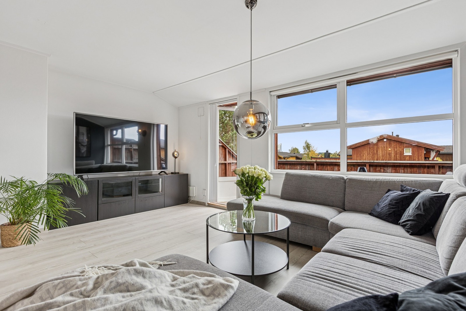 Fra stuen har man utgang til en romslig og solrik balkong på 12 kvm. Galleribilde