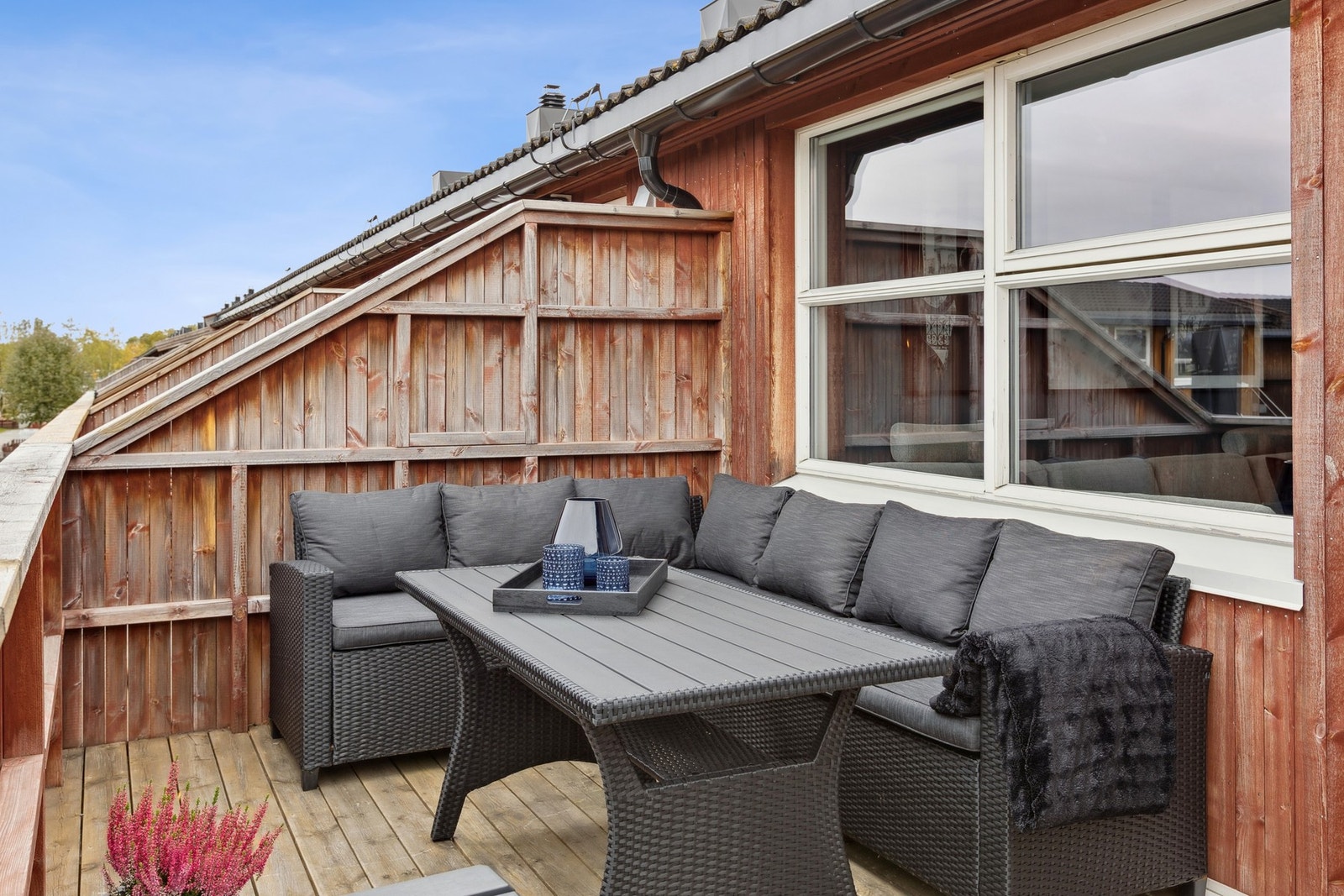 Balkongen har god plass til ønsket utemøblement og byr på gode solforhold med ettermiddags- og kveldssol. Galleribilde