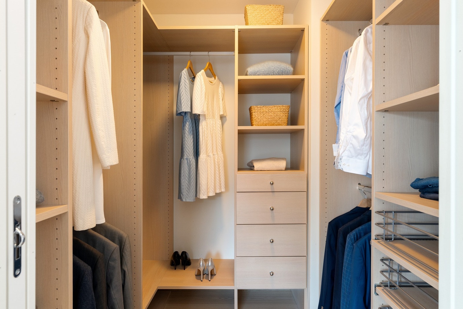 Walk-in garderoben har rikelig med oppbevaringsplass. Galleribilde
