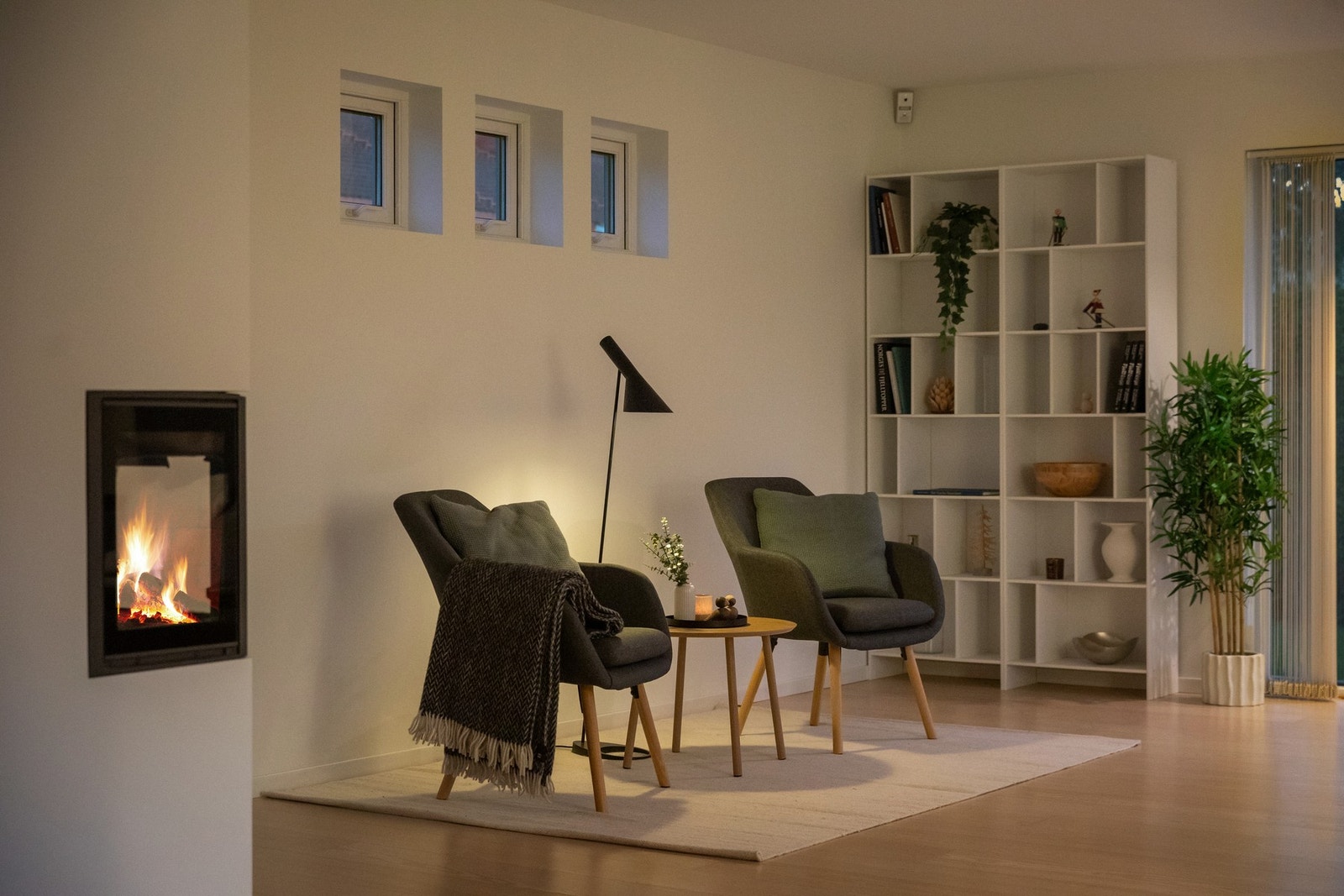 Et blikkfang av en peis som binder kjøkken og stue sammen, og tilfører både varme og stil. Galleribilde