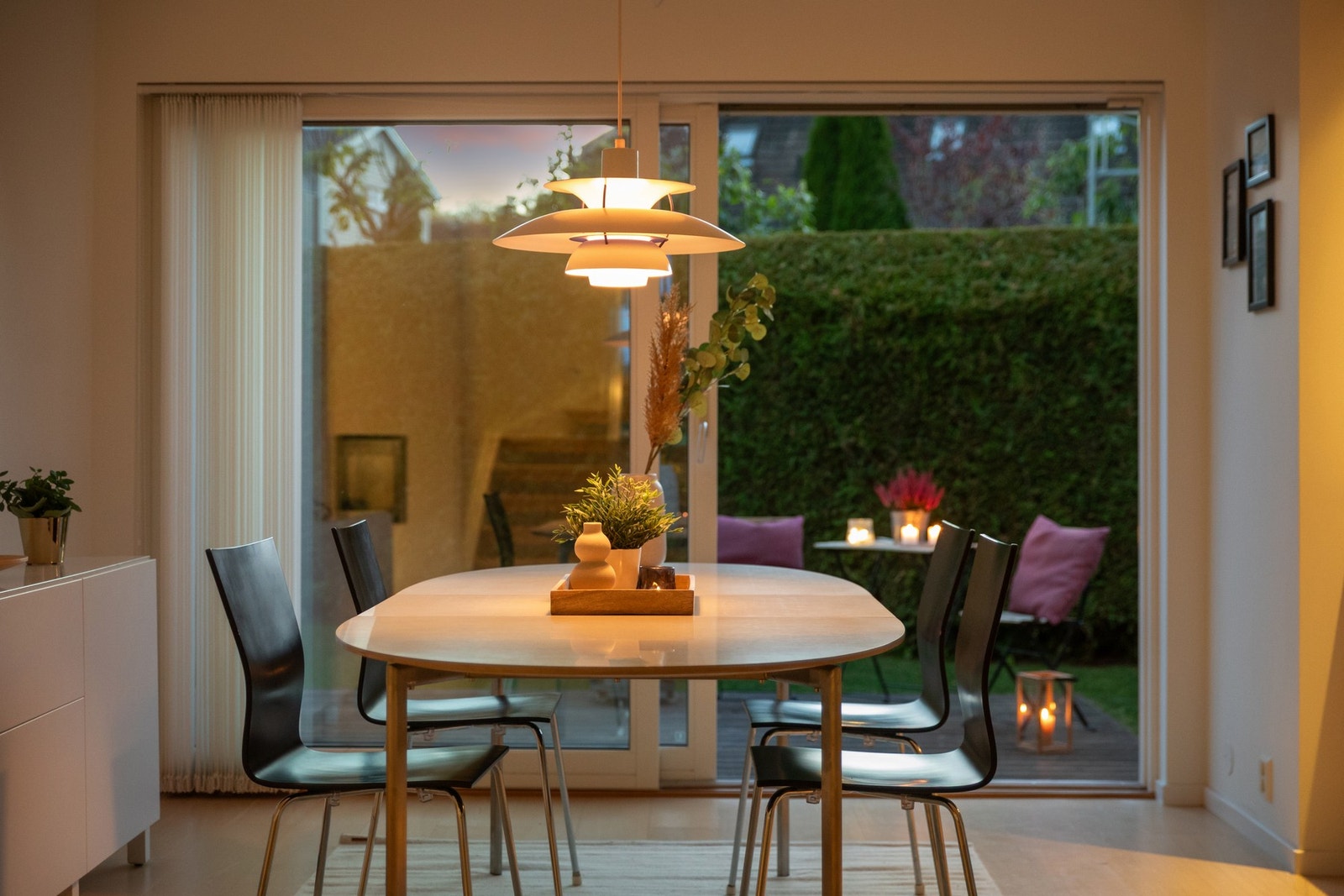 Store vindusflater og skyvedører mot hagen, visker ut skillet mellom ute og inne - terrassen og hagen blir en naturlig forlengelse av stuen på sommerstid. Galleribilde