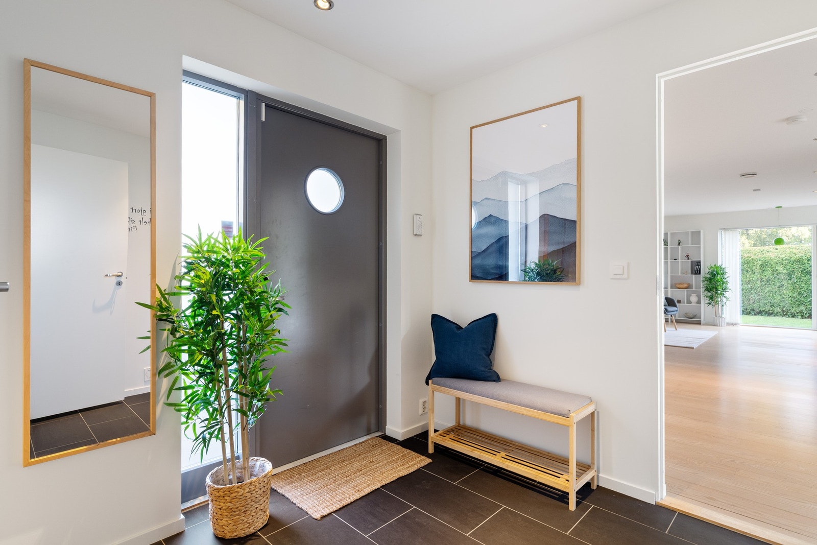Lys og innbydende entré med praktiske fliser på gulvet. Galleribilde