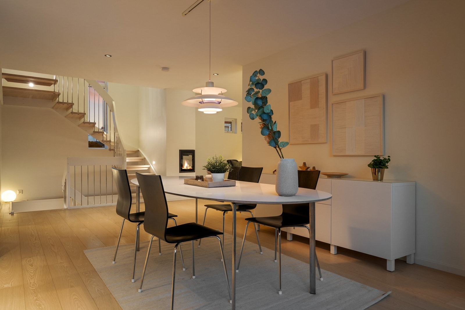 Bergvarmepumpe med vannbåren gulvvarme og balansert ventilasjon sikrer et behagelig inneklima året rundt. Galleribilde