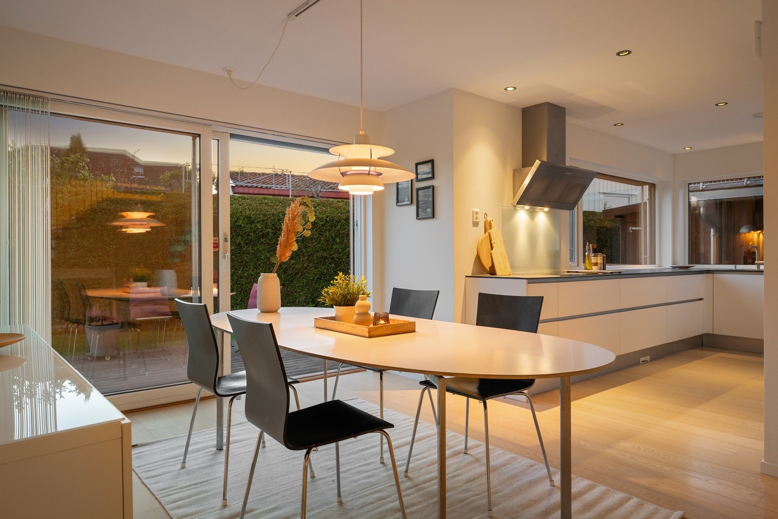 Spisestuen er dimensjonert for å kunne trekke ut et stort langbord, perfekt for å samle familie og venner. Galleribilde