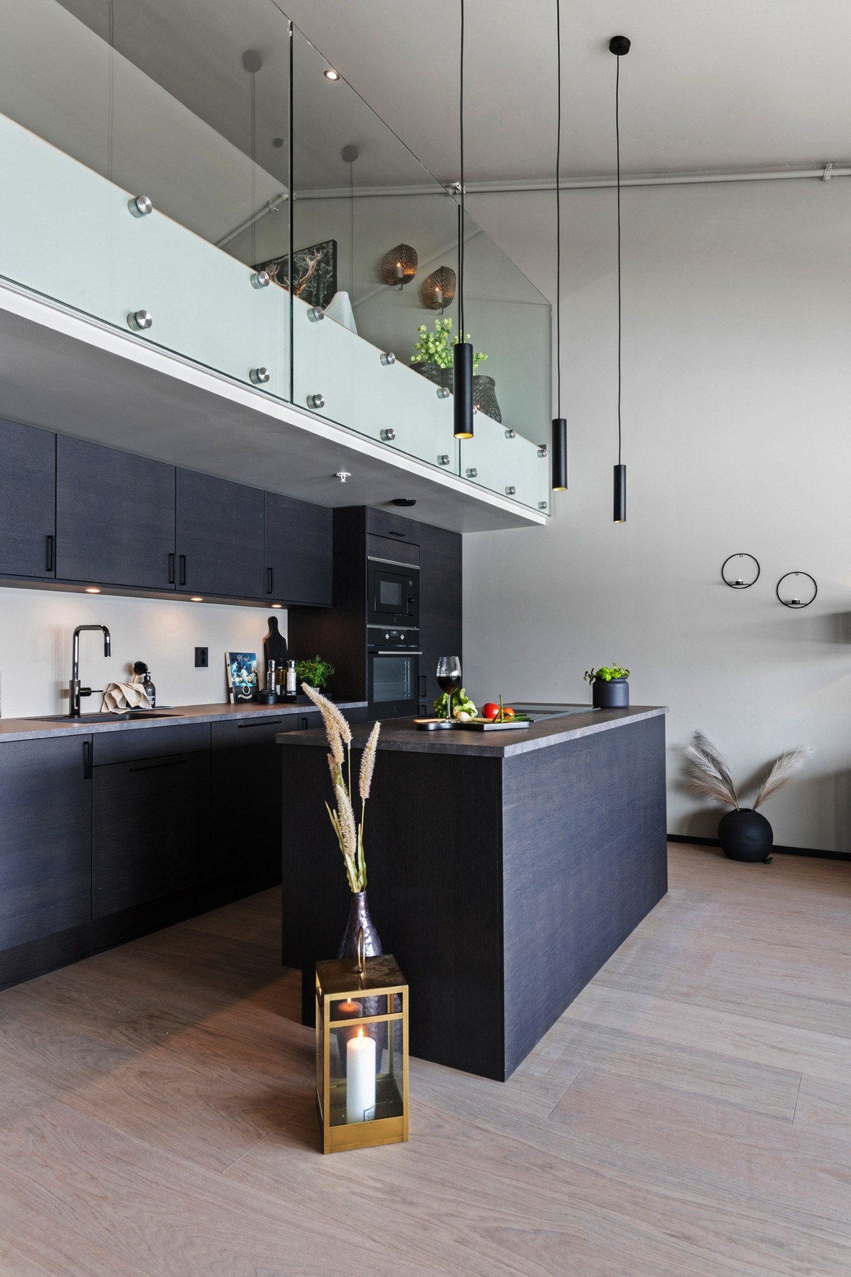 Det er godt med skap og benkeplass på kjøkkenet, og det er integrerte hvitevarer. Galleribilde