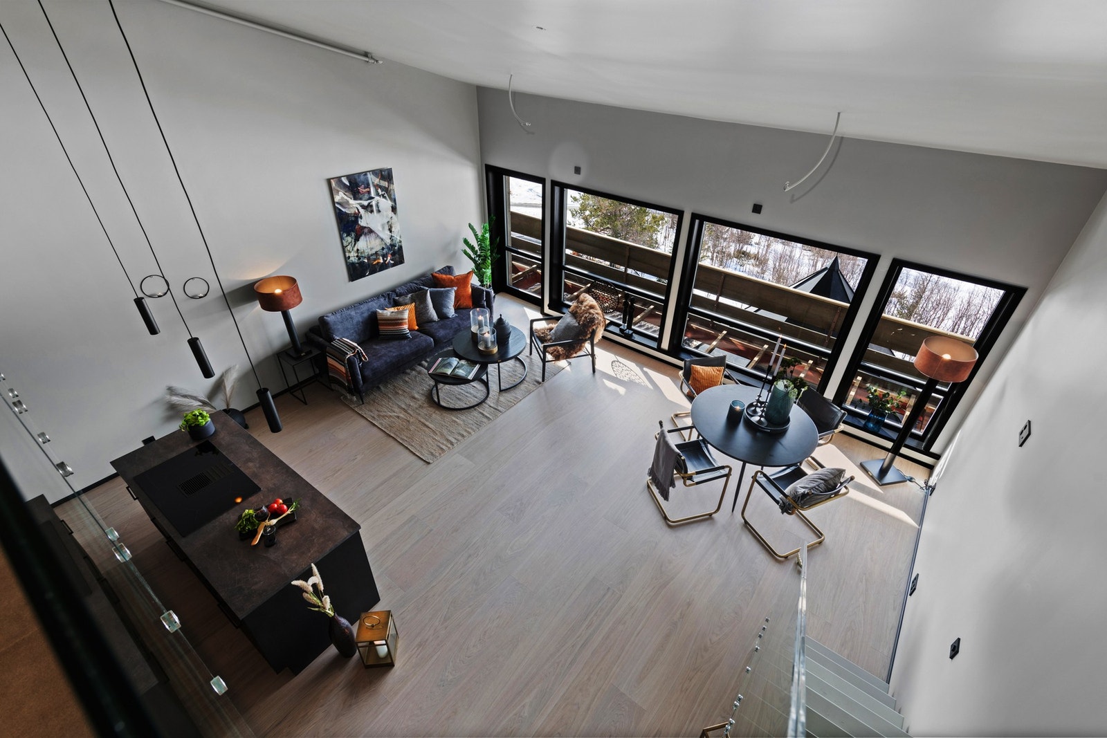 Stuen har god plass til både sofakrok og spisebord. Galleribilde