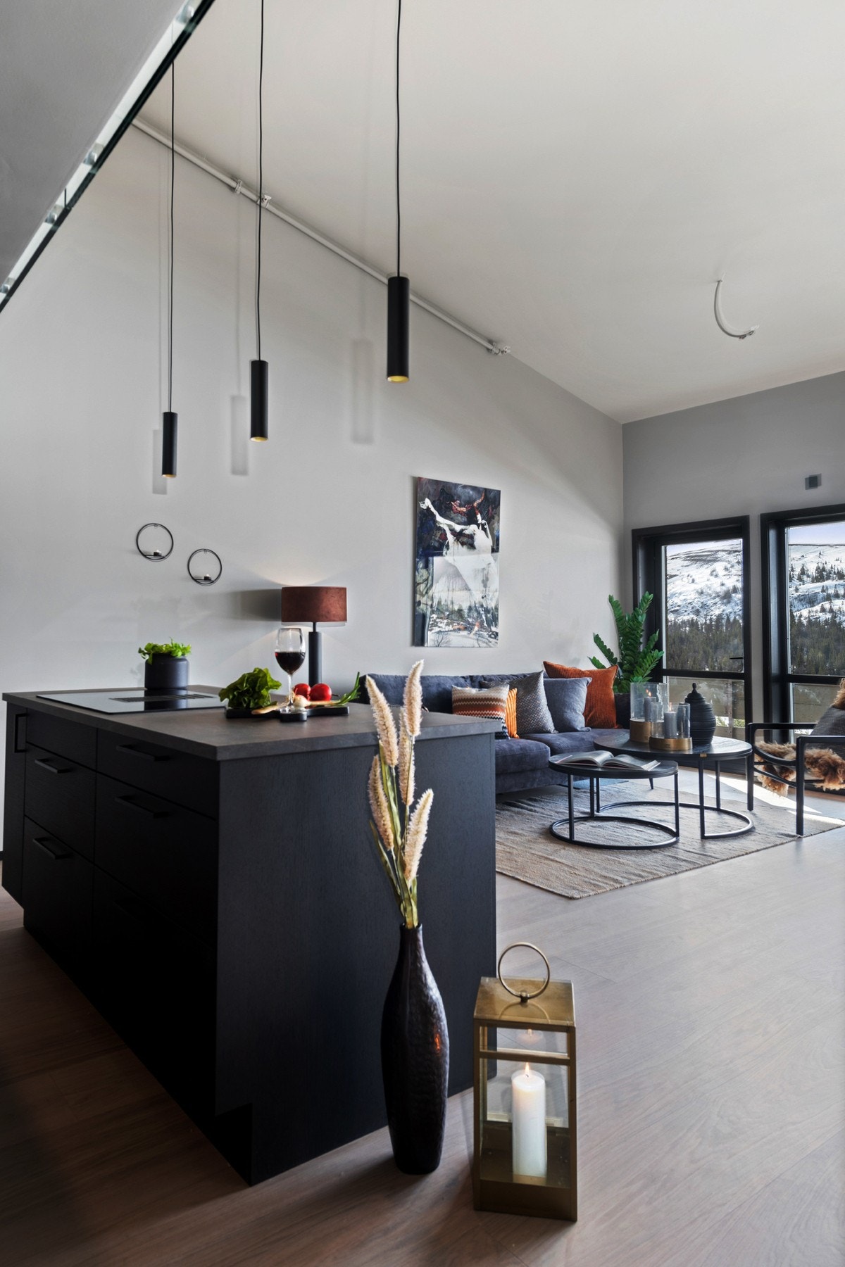 En hyggelig kjøkkenøy lager en naturlig skille mellom stue og kjøkkensone. Galleribilde