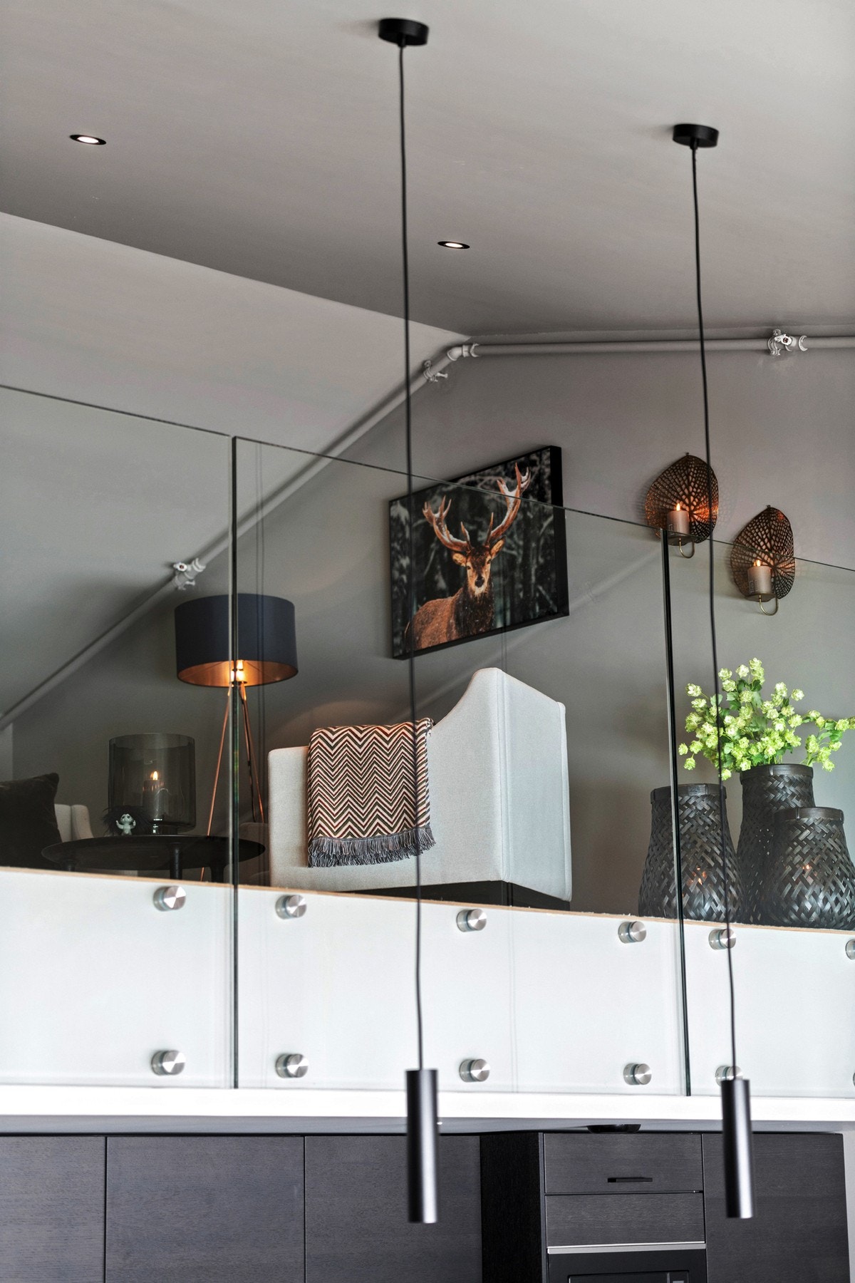 Det er montert glassrekkverk på hemsen. Galleribilde