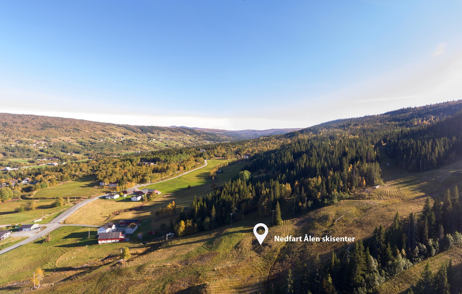 Her ser vi rett opp fra tomtene i Hjerpåsen hyttefelt inn mot et Ålen skisenter i høstfarger Galleribilde