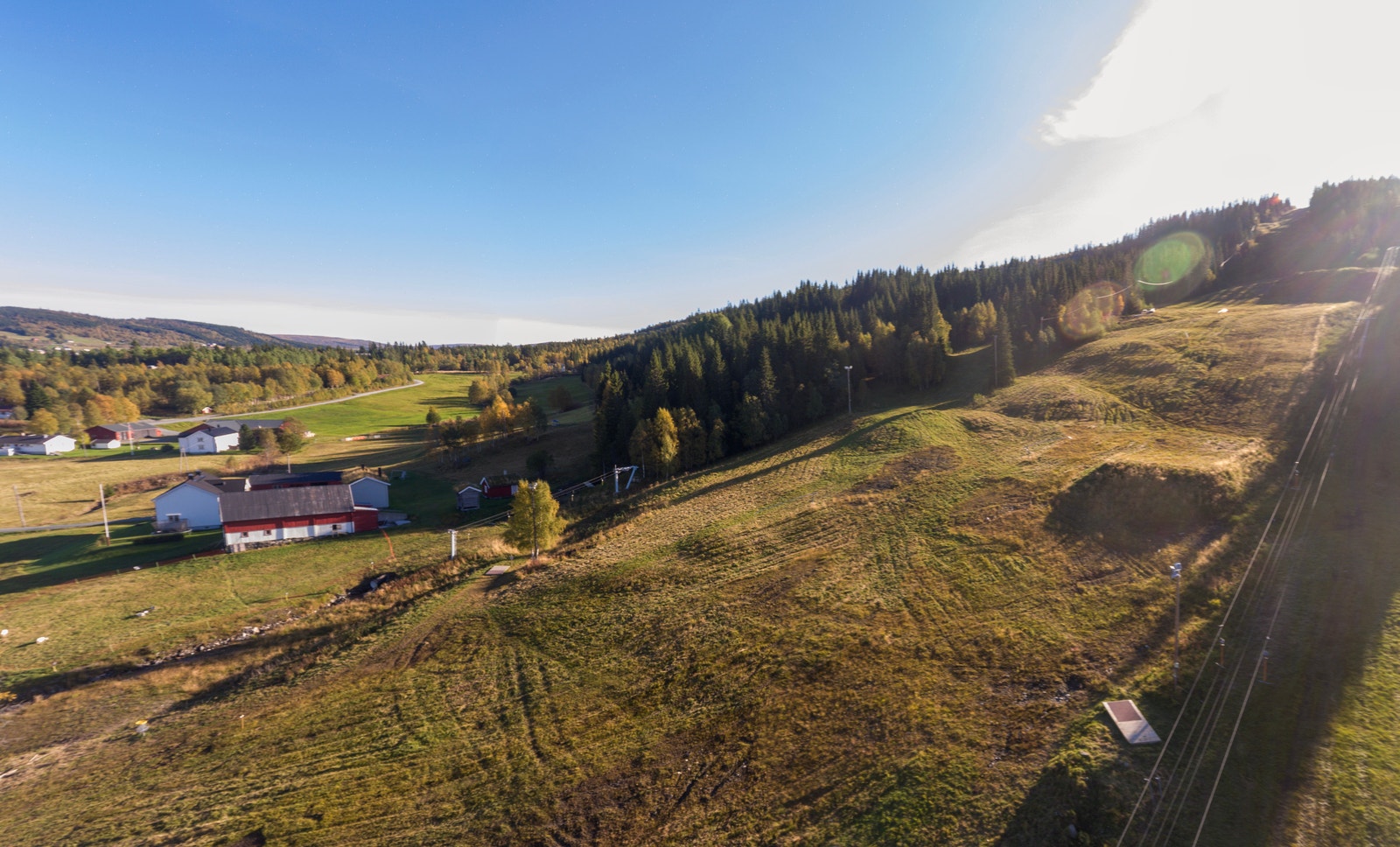 Her ser vi rett opp fra tomtene i Hjerpåsen hyttefelt inn mot et Ålen skisenter i høstfarger Galleribilde