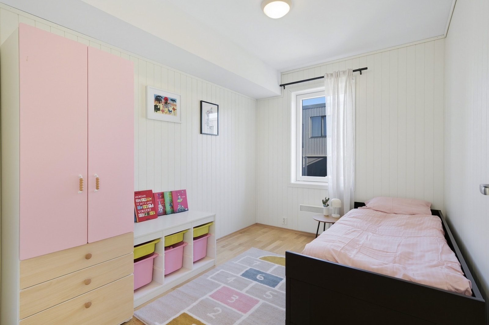 Soverom 4 på ca. 8 kvm. Om man ikke har behov for fire soverom kan man benytte det ene soverommet som ekstra TV-stue/kombinert gjesterom/kontor. Galleribilde