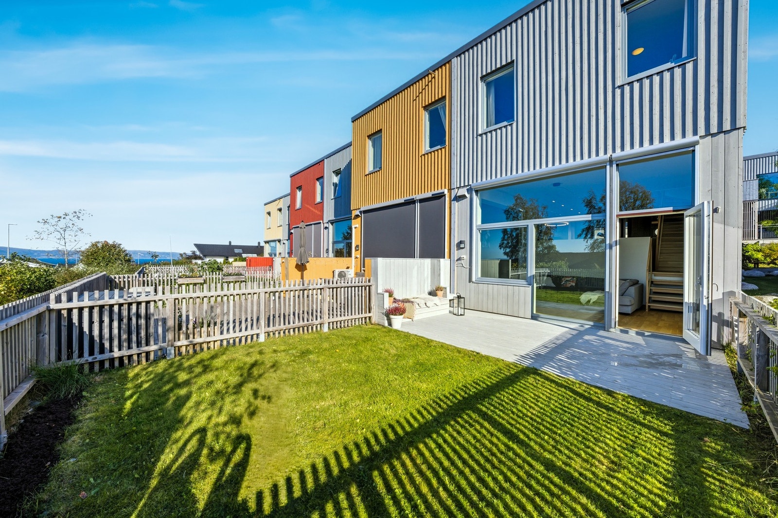 EiendomsMegler 1 v/Frank Robert Bae har gleden av å presentere et stilrent rekkehus med endebeliggenhet på familievennlige Reppetoppen. Galleribilde