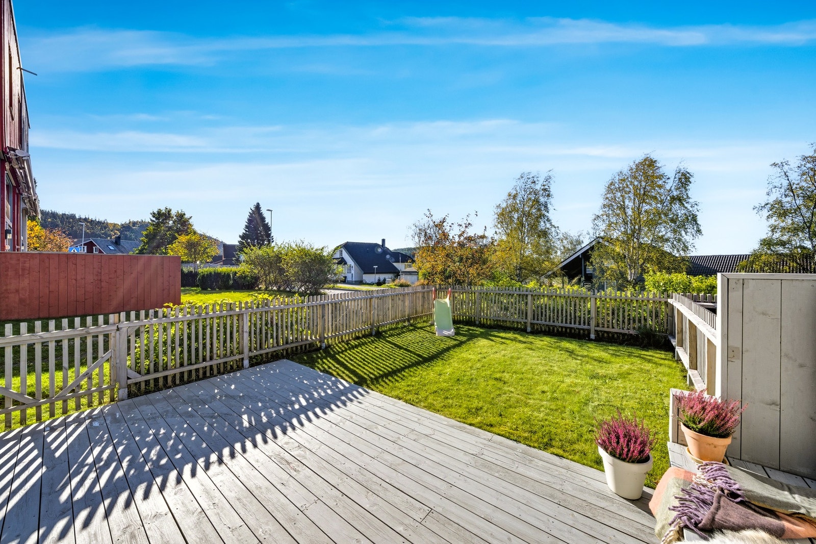 Her er det god boltreplass for store og små, og på sommerstid nyter du solen fra formiddag til solnedgang her. Gjerdet ble satt opp i 2018. Galleribilde