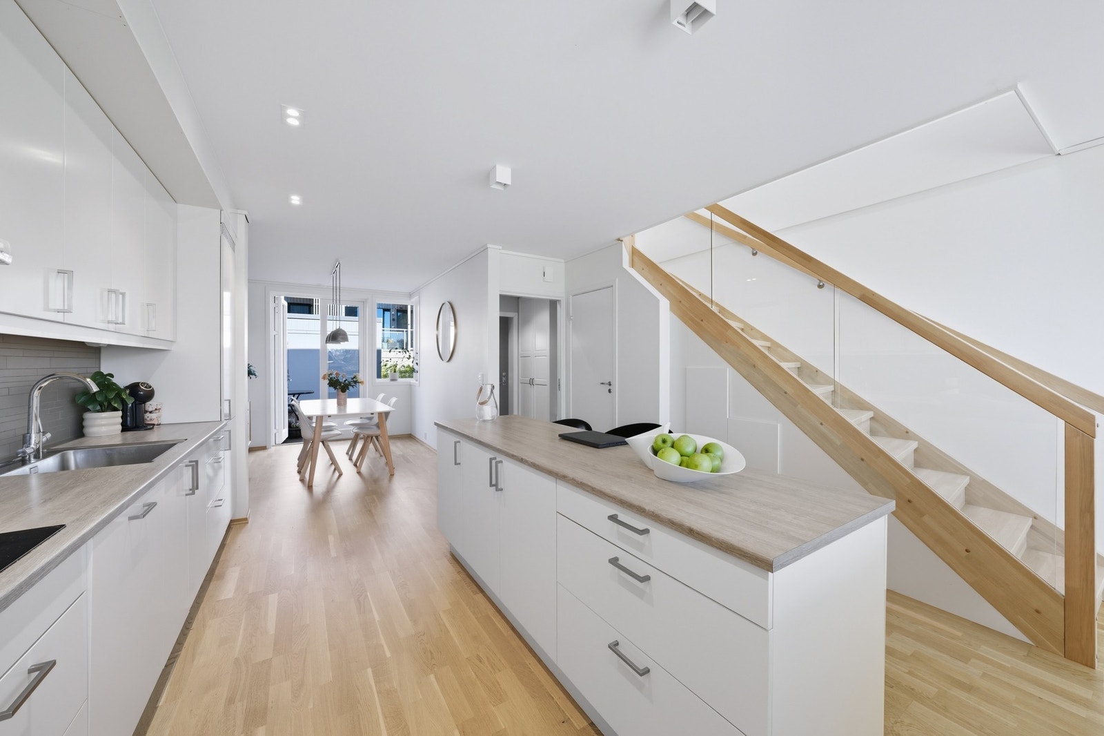 Eksklusiv trapp med glass. Takstmannen har gitt TG0 og 1 på absolutt alle punkter i sin rapport, så her gjør du deg et trygt kjøp. Galleribilde