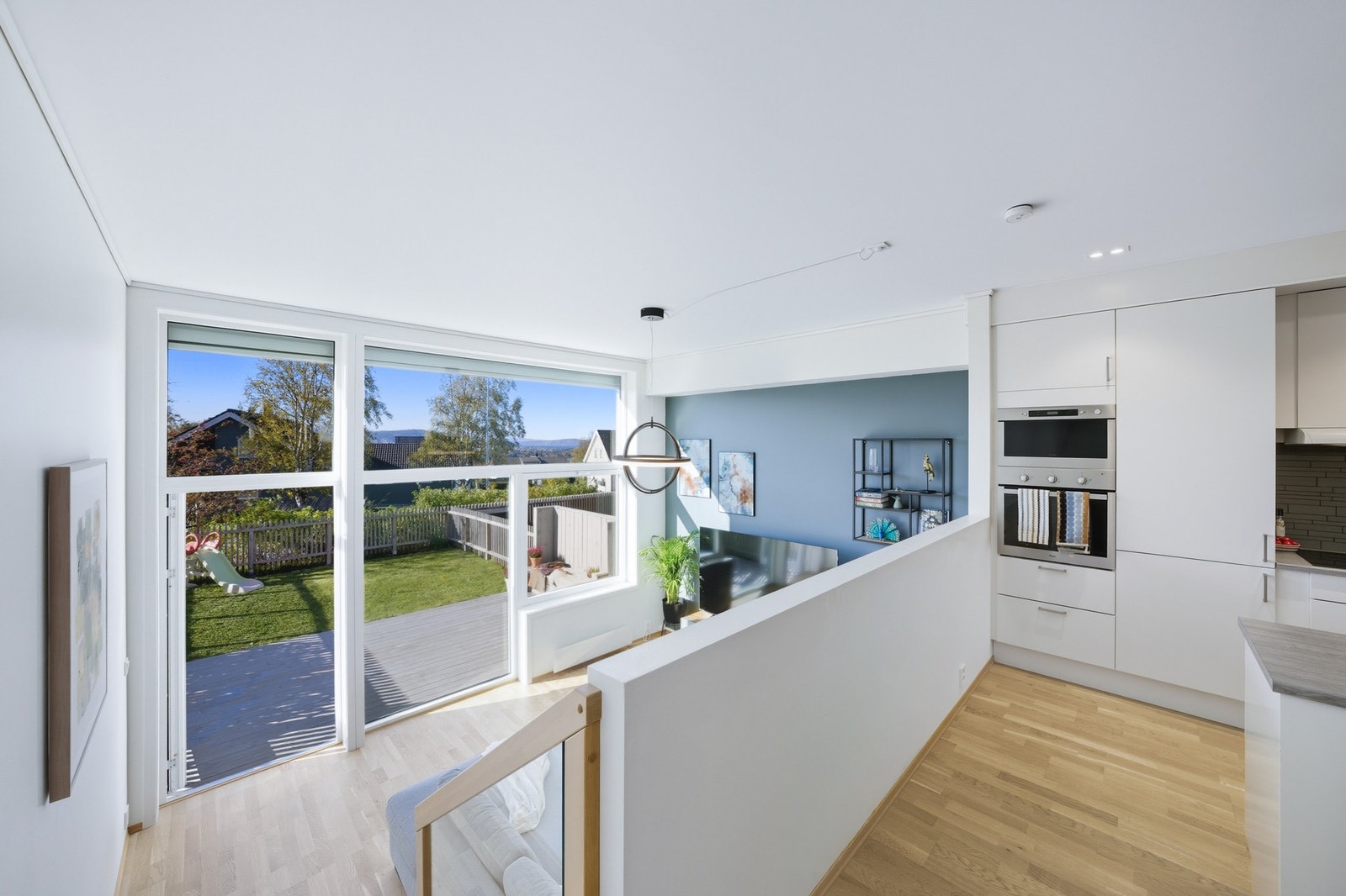 Svært sjenerøs takhøyde. Med vindusflater fra gulv til tak får du et herlig lysinnslipp, og sammen bidrar dette til en lett og luftig atmosfære. Galleribilde