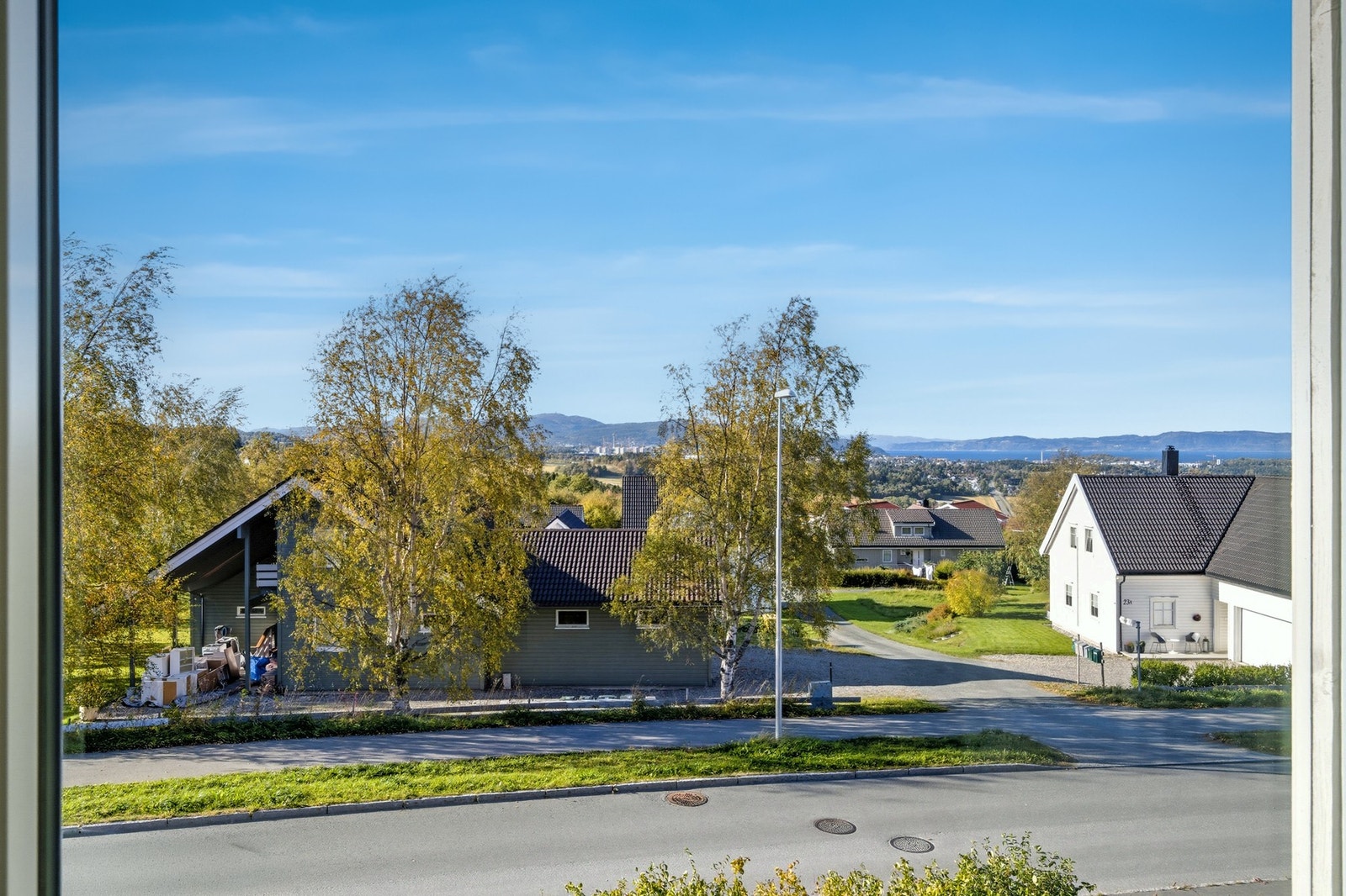 Fra soverommet kan du nyte en flott utsikt over nærområdet og mot fjorden. Galleribilde