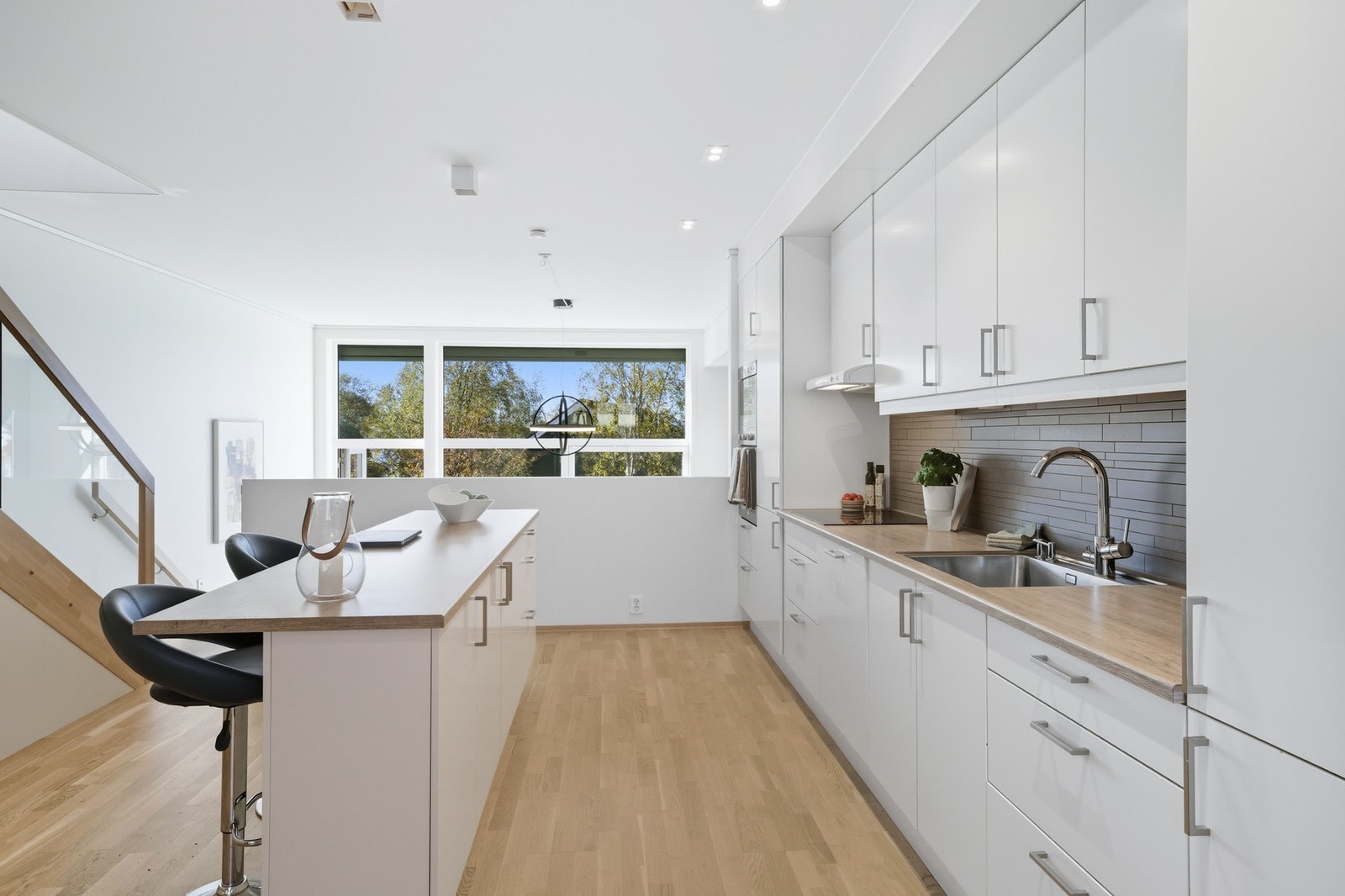 Lyst og flott kvalitetskjøkken fra Sigdal med praktisk kjøkkenøy. Galleribilde