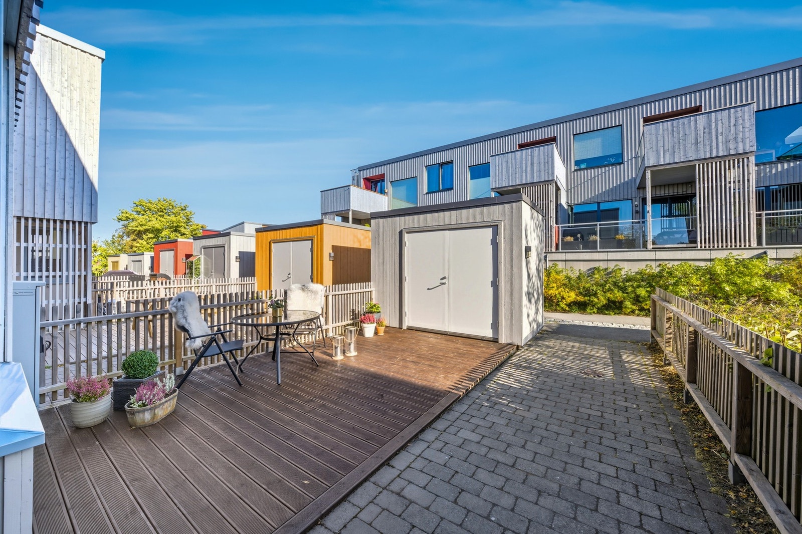 Terrassen er på 16 kvm, og har god plass til utemøblement - og eventuelt barnevogna når arvingen skal ta seg en dupp. Her finner du også sportsboden på 5 kvm. Galleribilde