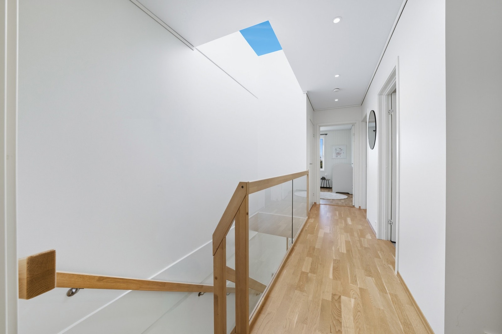 Gang i 2. etasje. Takvinduet bidrar til et godt lysinnslipp. Downlights. Galleribilde