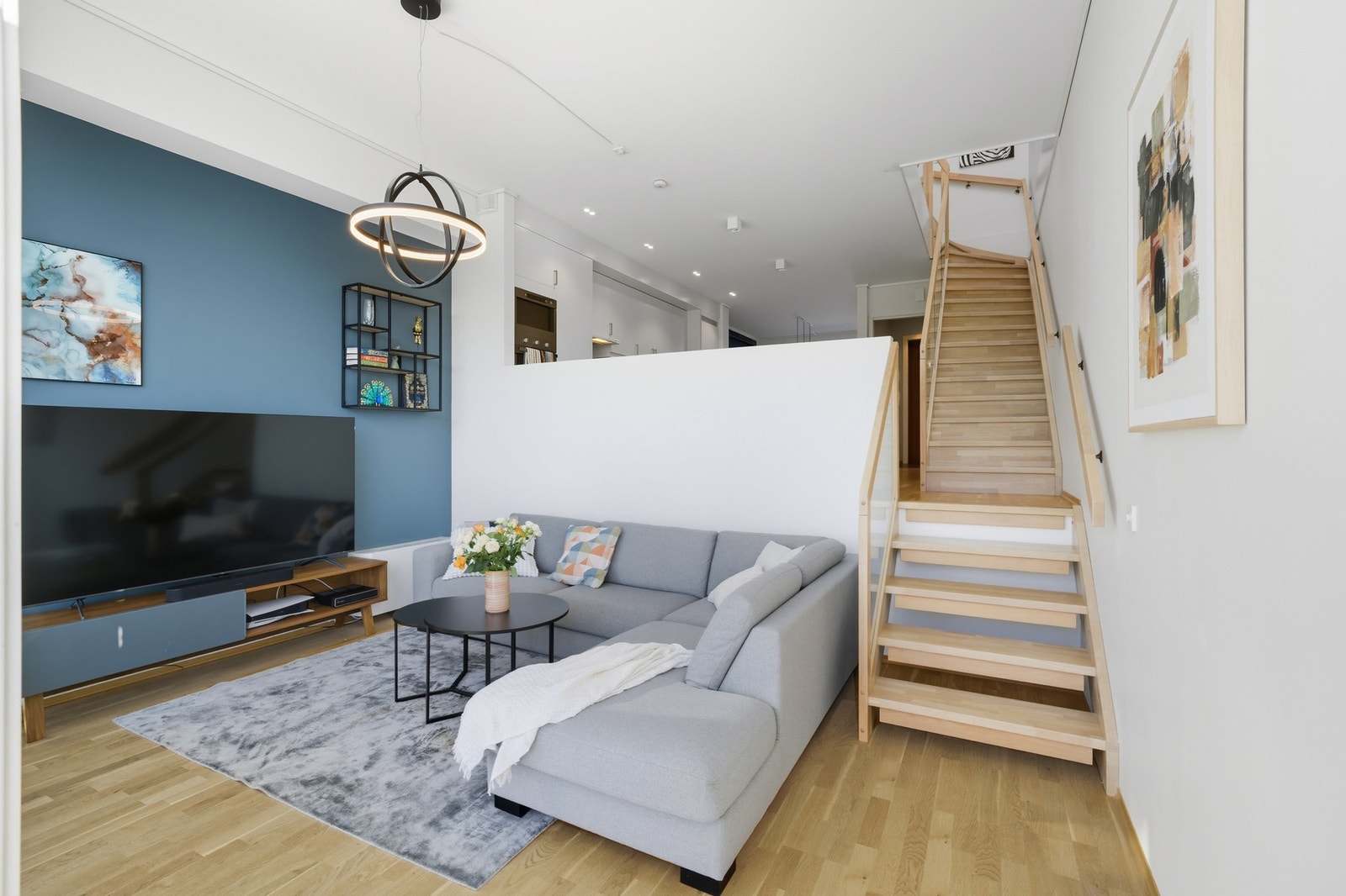 Mange vil sette pris på at TV-stuen og kjøkkenet er adskilt. Galleribilde