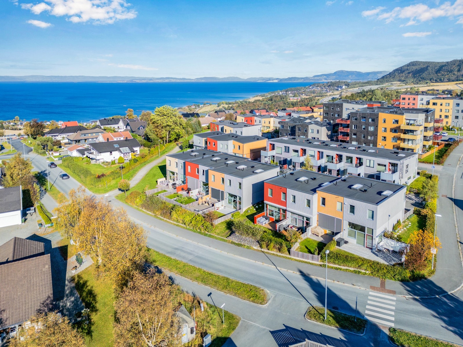 Dronefoto. Det kryr av småbarnsfamilier i nabolaget, og det er flere lekeplasser her. Galleribilde