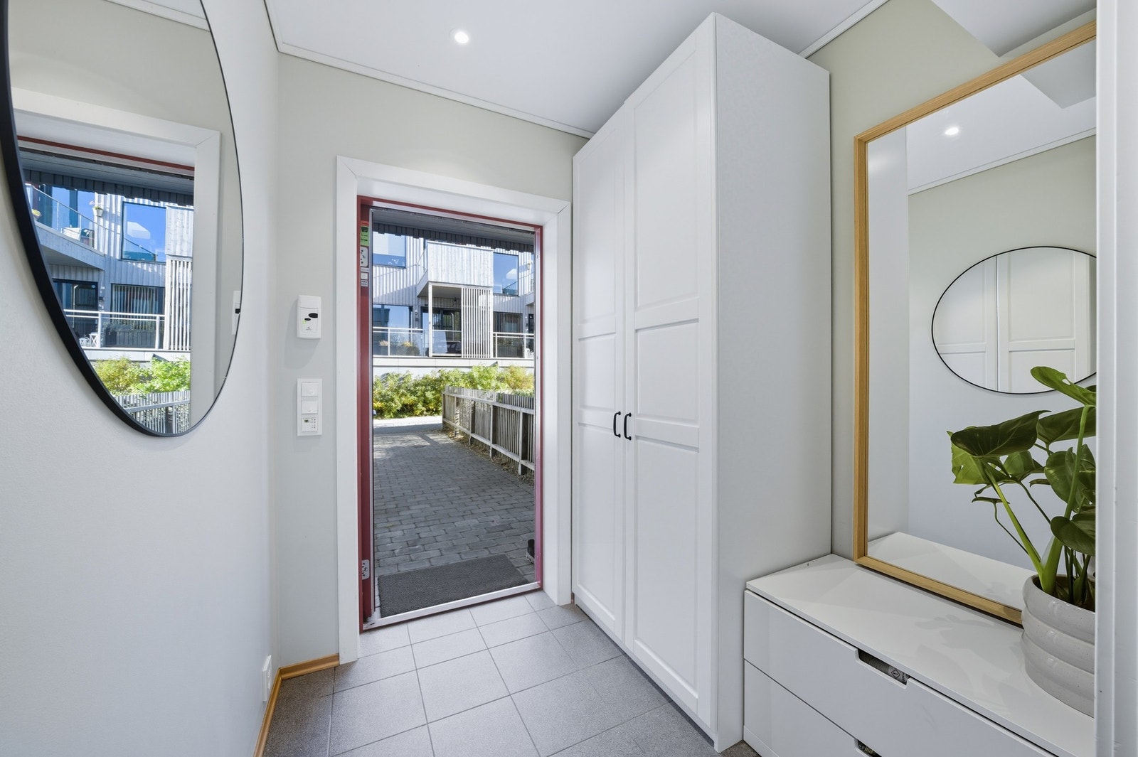 Gangen er innredet med dobbelt garderobeskap og har i tillegg plass til kommode for ekstra oppbevaring. Galleribilde