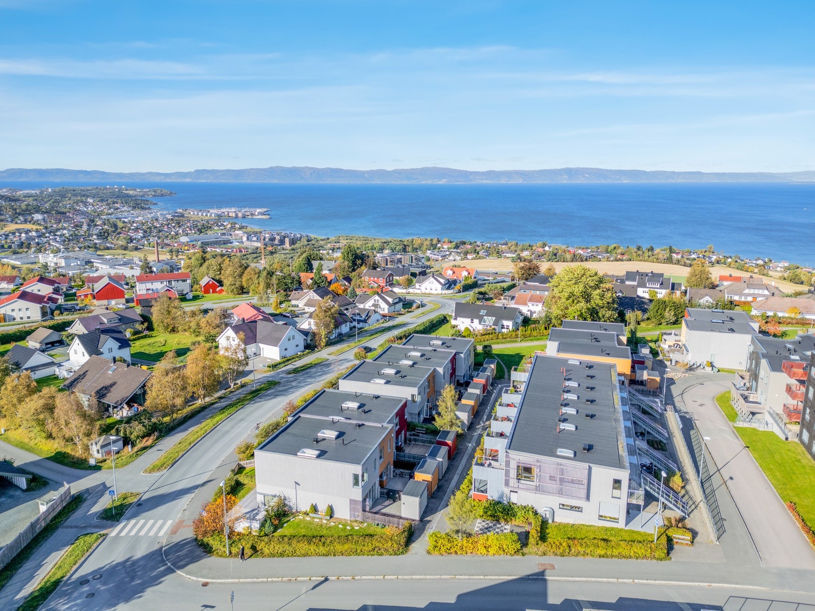 Her bor du tilbaketrukket til fra trafikk og støy, men likevel med kort vei ned til E6 som tar deg mot sentrum eller i retning Værnes. Galleribilde