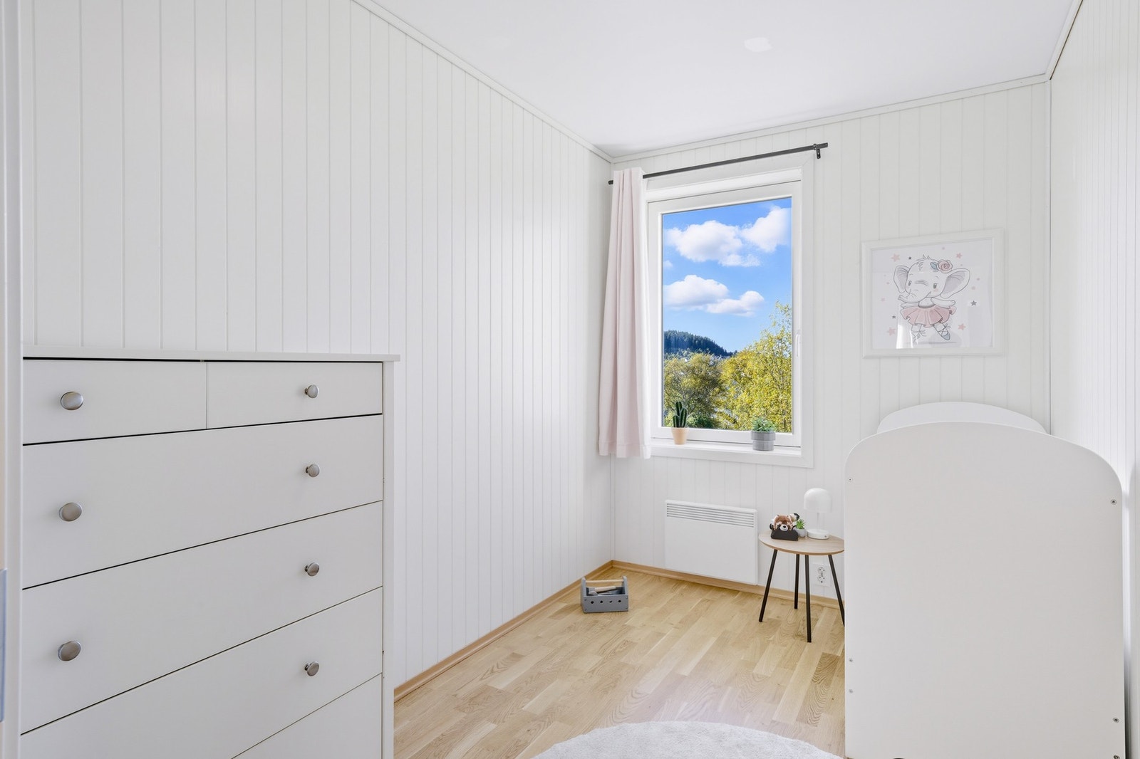 Soverom 2 er på 7 kvm, og passer perfekt som barnerom. Galleribilde