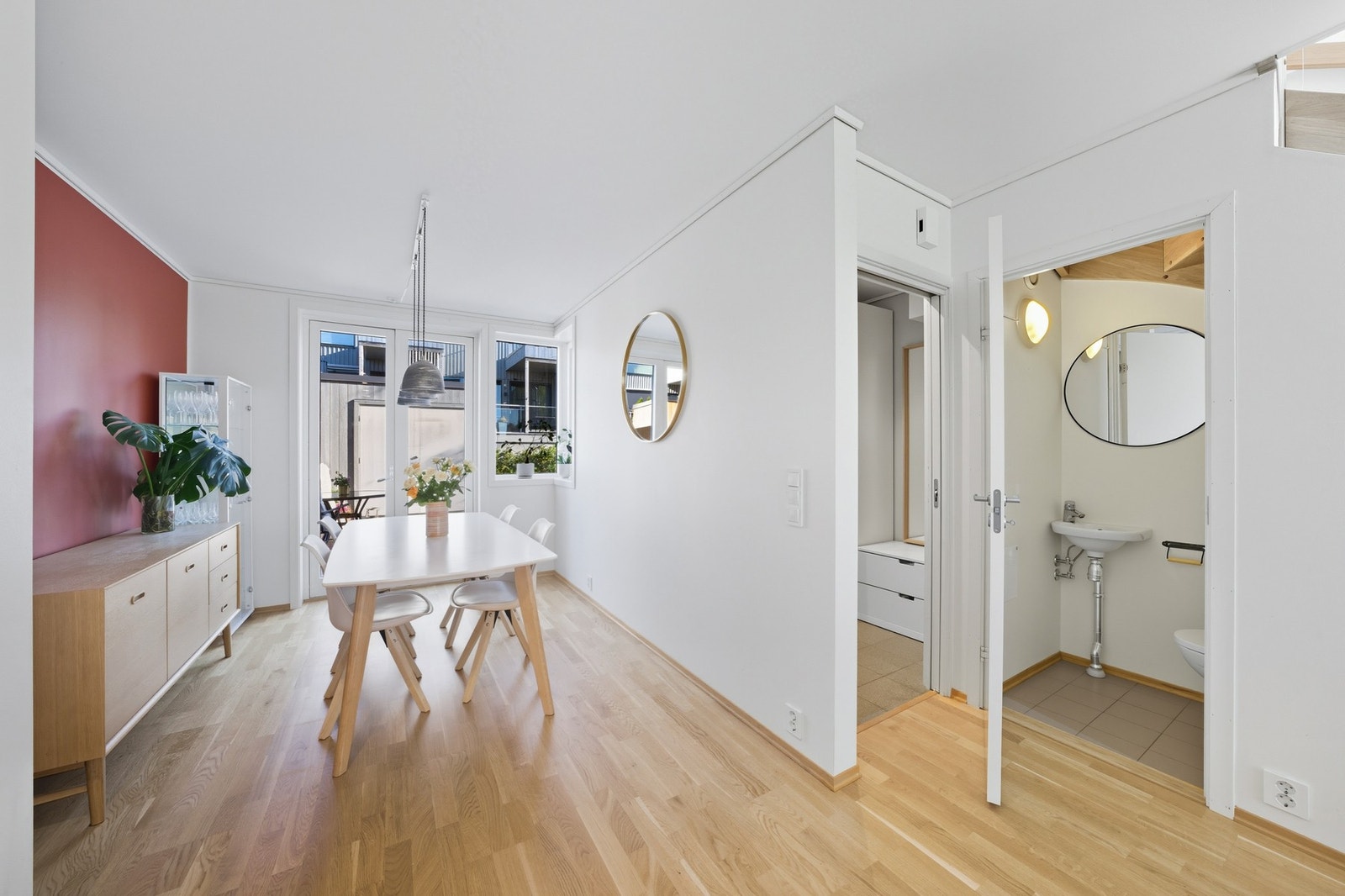 Spisestue med plass til storfamilien på de ekstra spesielle dagene. På nevnte terrasse ved inngangspartiet nyter du solen fra morgen og frem til ca. kl. 13:00 på sommerstid. Galleribilde