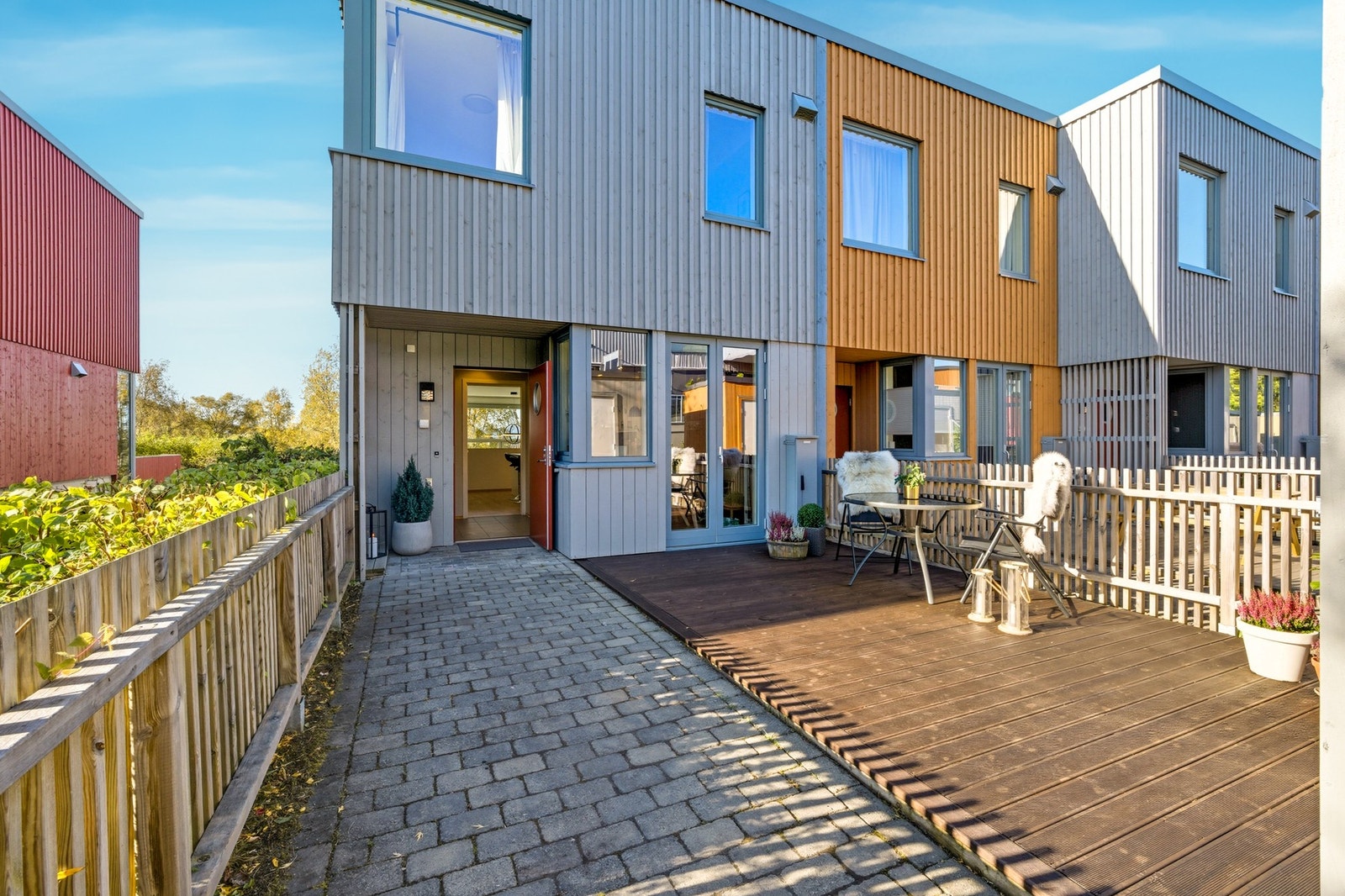 Rekkehuset sto ferdigstilt så sent som i 2017 og ligger i et svært barnevennlig boområde. Dobbeltdører ut fra spisestue til terrasse. Galleribilde