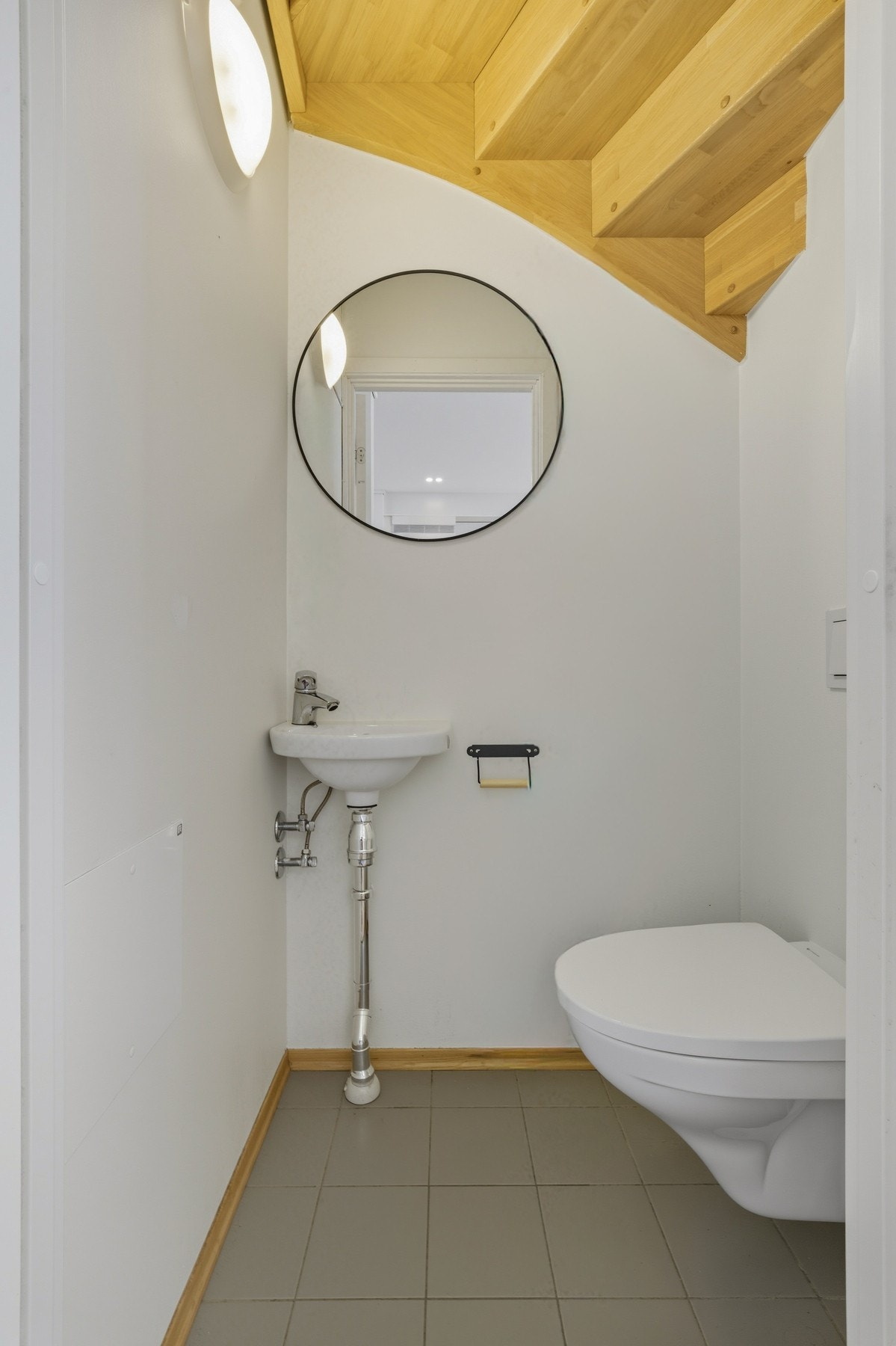 Praktisk toalettrom i tilknytning til inngangspartiet. Galleribilde