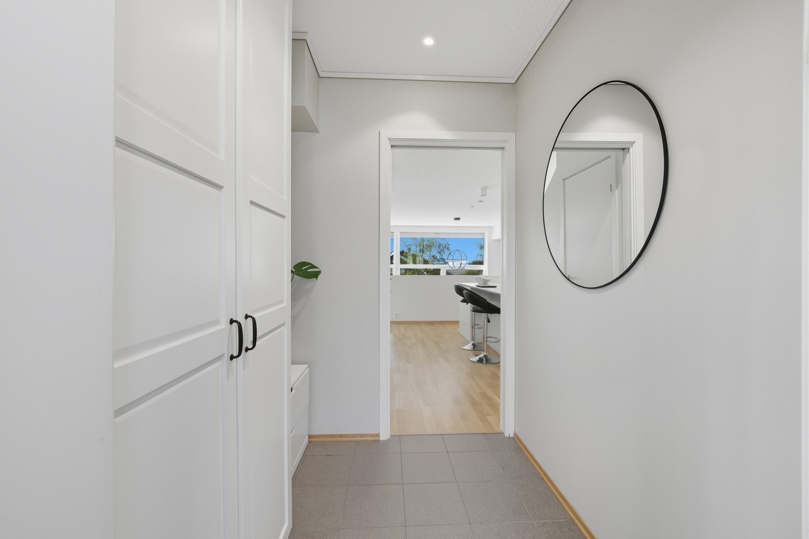 Gangen er flislagt og har varmekabler i gulv. Galleribilde