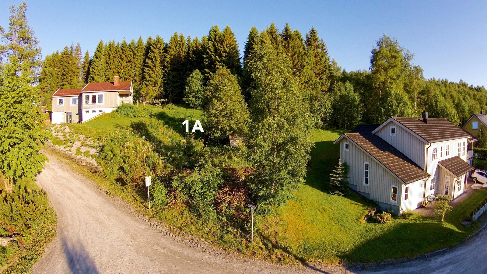 Tomta har en svært attraktiv plassering med nærhet til idrettsanlegg, dagligvarebutikker, barnehage og skoler Galleribilde