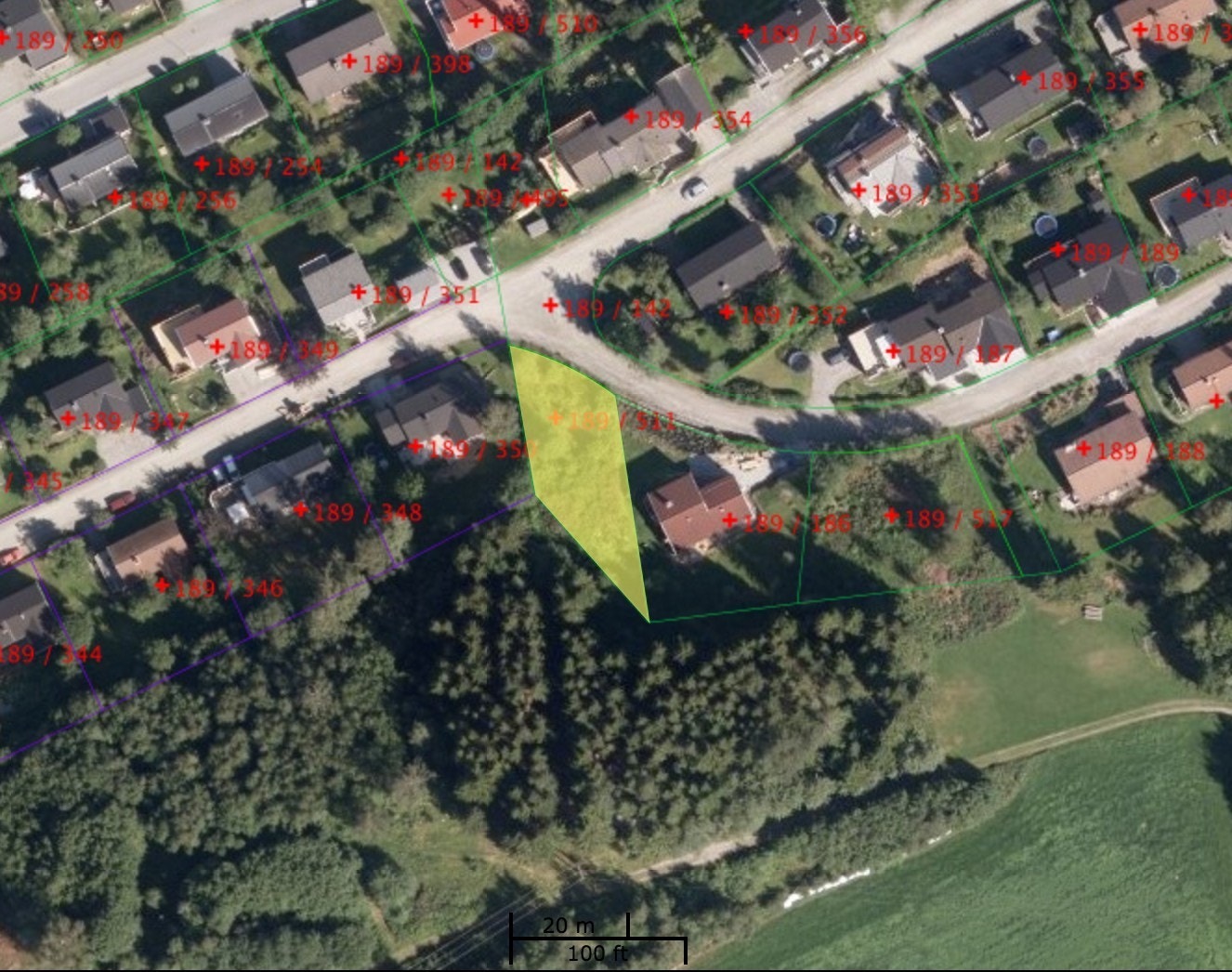 Ovenfra og ned mot tomta visualisert med gul markering. Se egen skisse for nedlastning hvor det indikeres at det skal være mulig å plassere ett rektangulært hus med ca 8 x 16 m i grunnflate Galleribilde