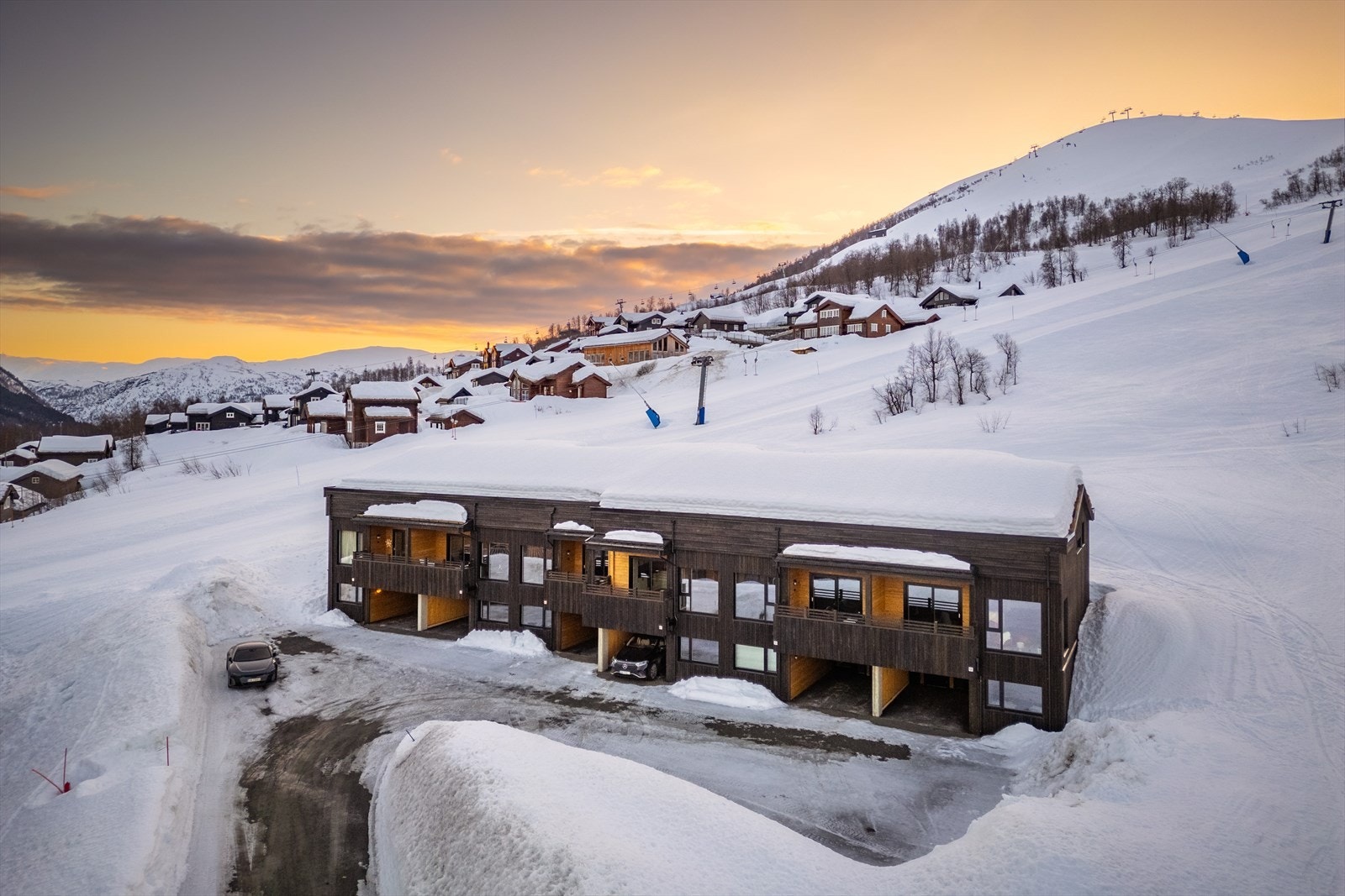 Her har man Helgatuntrekket i Myrkdalen Fjellandsby like utenfor døren, og ellers flotte turløyper like i nærheten Galleribilde
