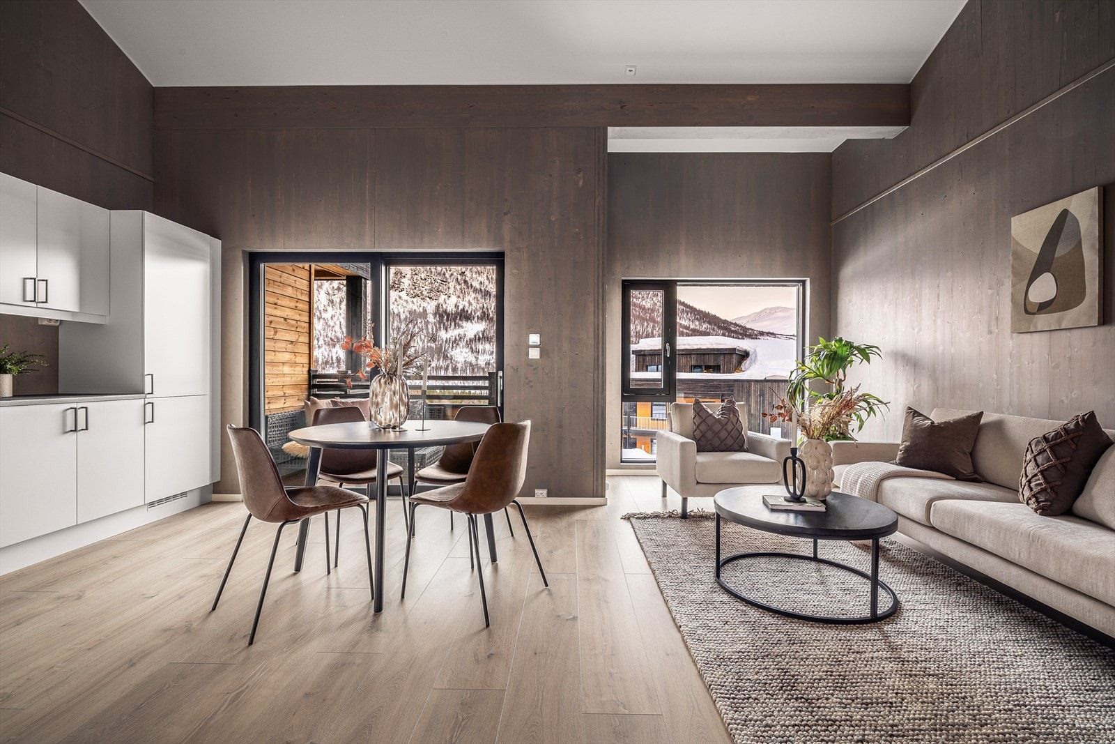 Romslig og pen stue med plass til salong og spisestuegruppe Galleribilde