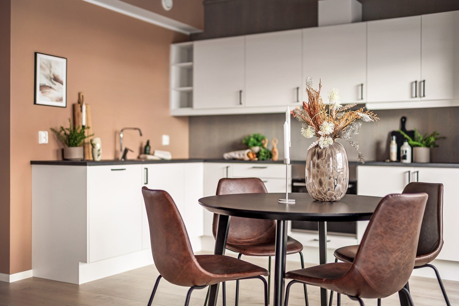 Innredning med lyse fronter og laminert benkeplate Galleribilde