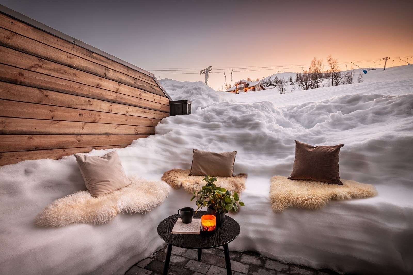 Hyggelig uteplass med videre tilkomst til skibakken Galleribilde