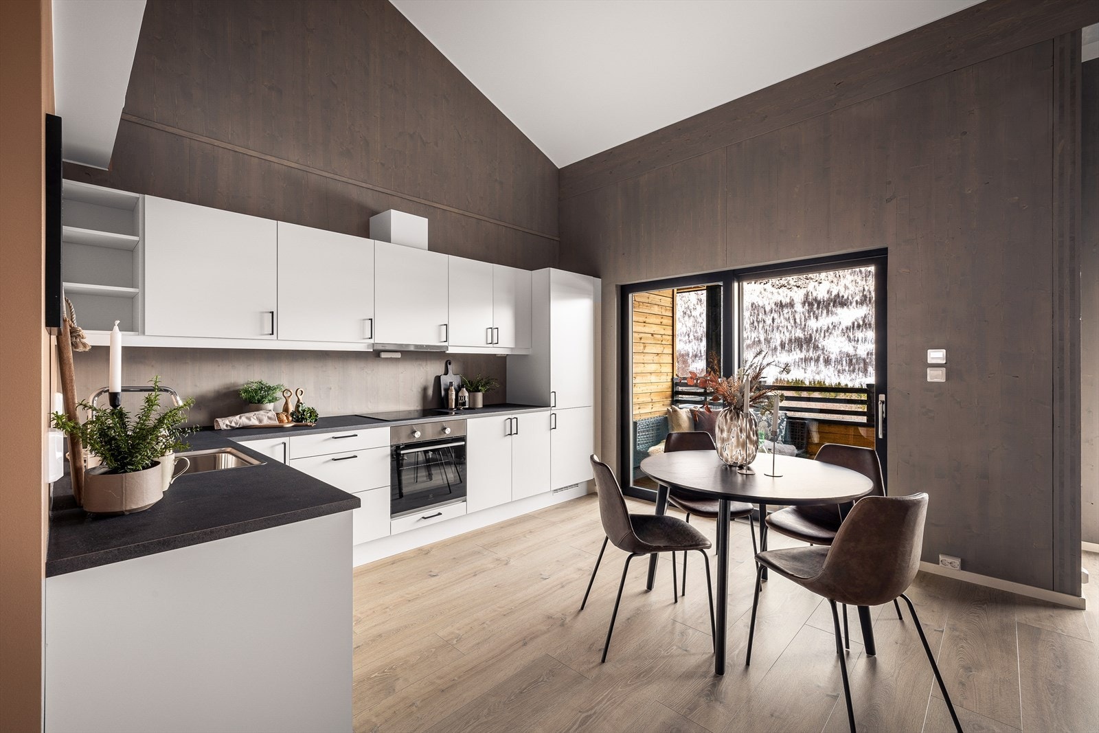 Kjøkkenet er fra kvalitetsleverandøren Sigdal med god skap- og benkeplass Galleribilde