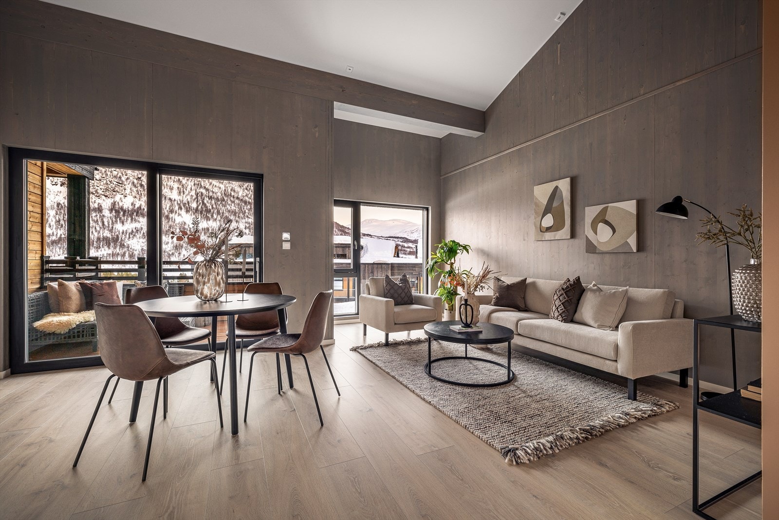 Det er pen parkett på gulv, og veggene består av malte gipsvegger samt trevirke fra massiv veggelementer Galleribilde