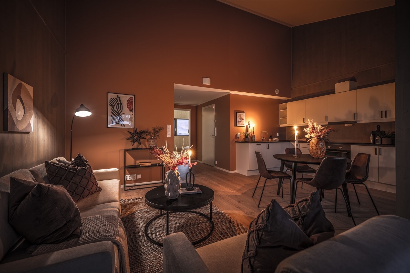 Koselig kveldsstemning i stue/kjøkken Galleribilde